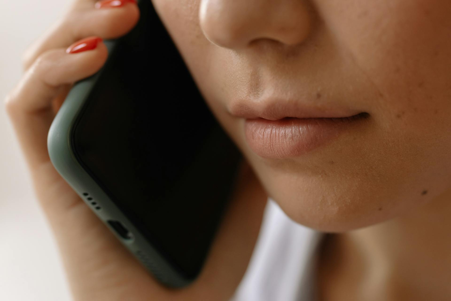 A woman making a phone call | Source: Pexels