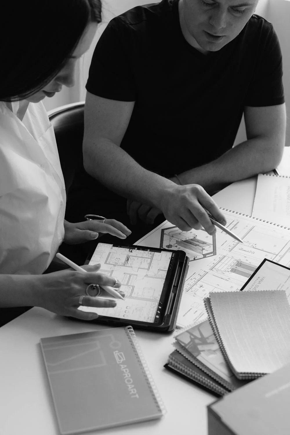 A couple discussing a plan | Source: Pexels