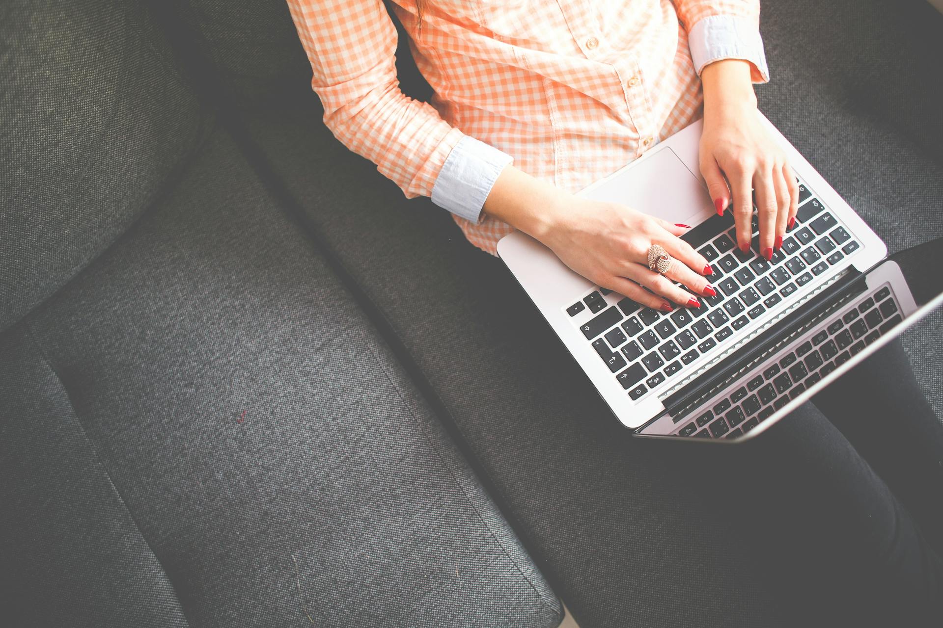 A person using a laptop | Source: Pexels
