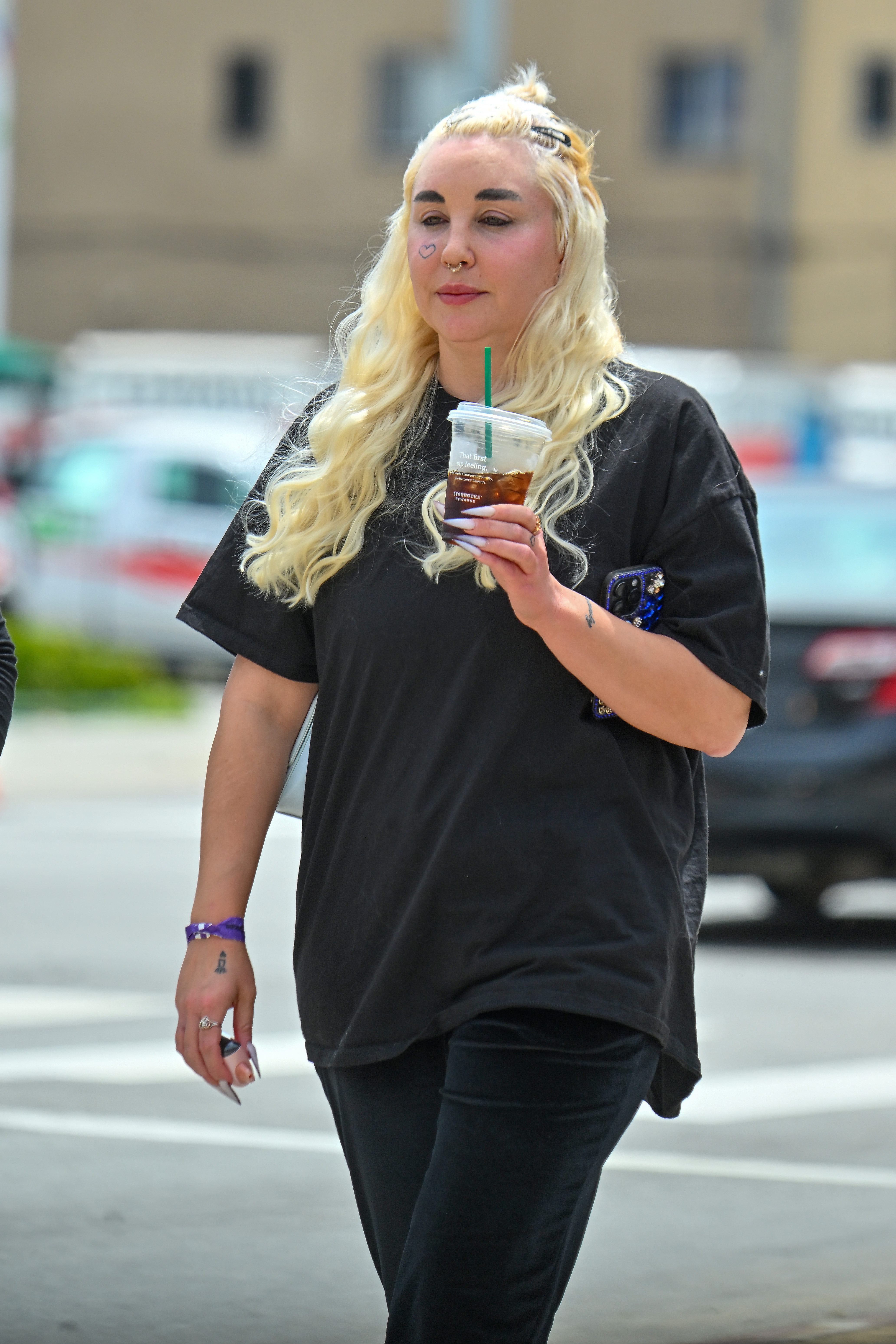 Amanda Bynes is seen out and about on April 25, 2024, in Los Angeles, California | Source: Getty Images
