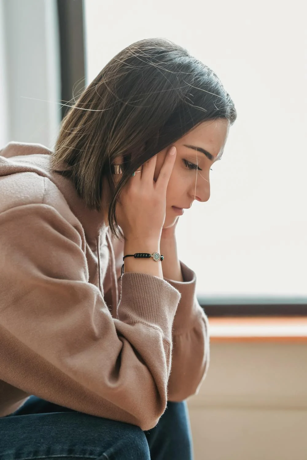 A sad woman looking down | Source: Pexels