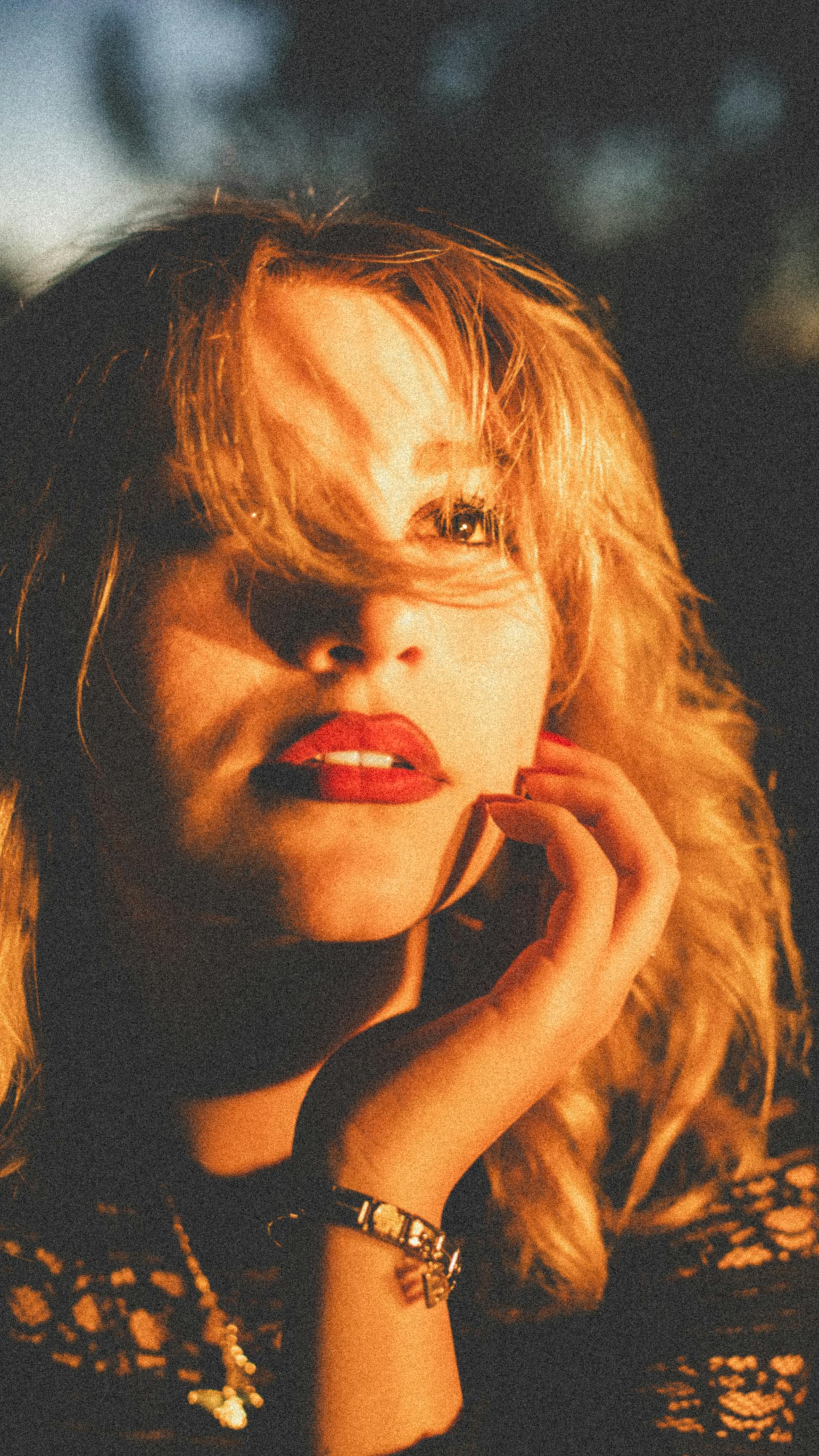 A startled woman | Source: Pexels