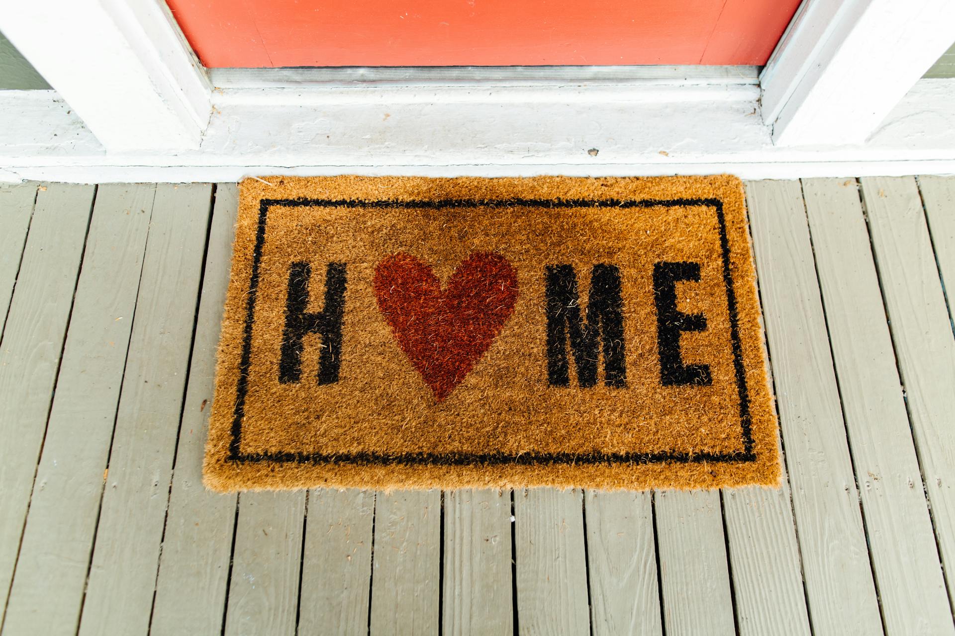 A rug beside the front door of a house | Source: Pexels
