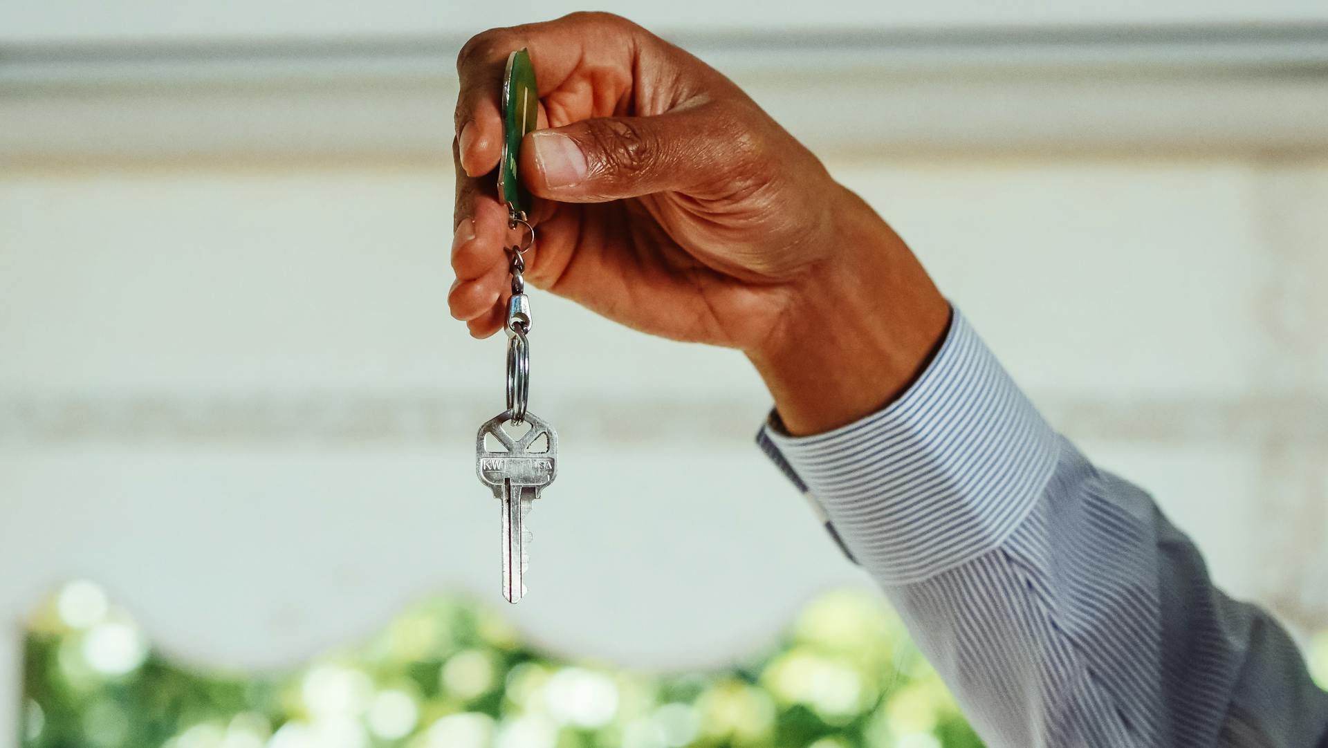 A man holding a key | Source: Pexels