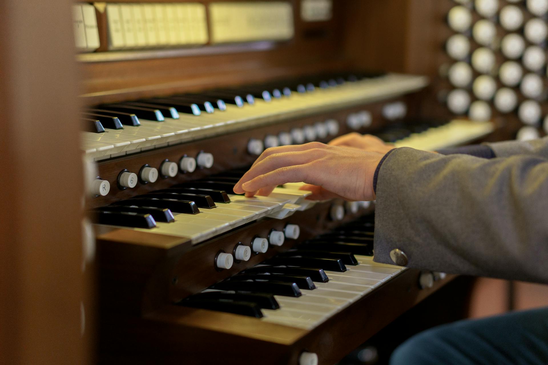 A person playing the organ | Source: Pexels