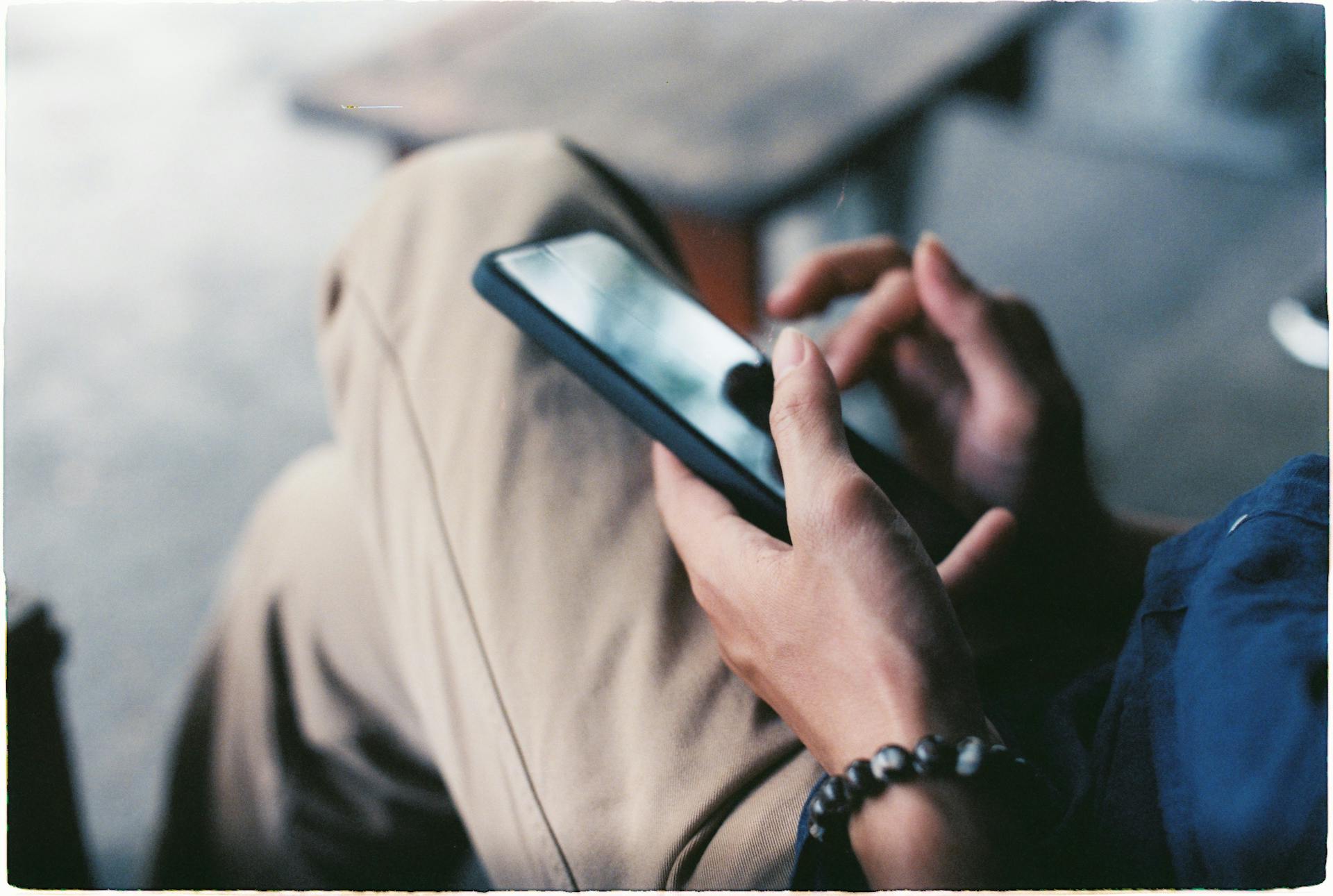 A man using a cell phone | Source: Pexels