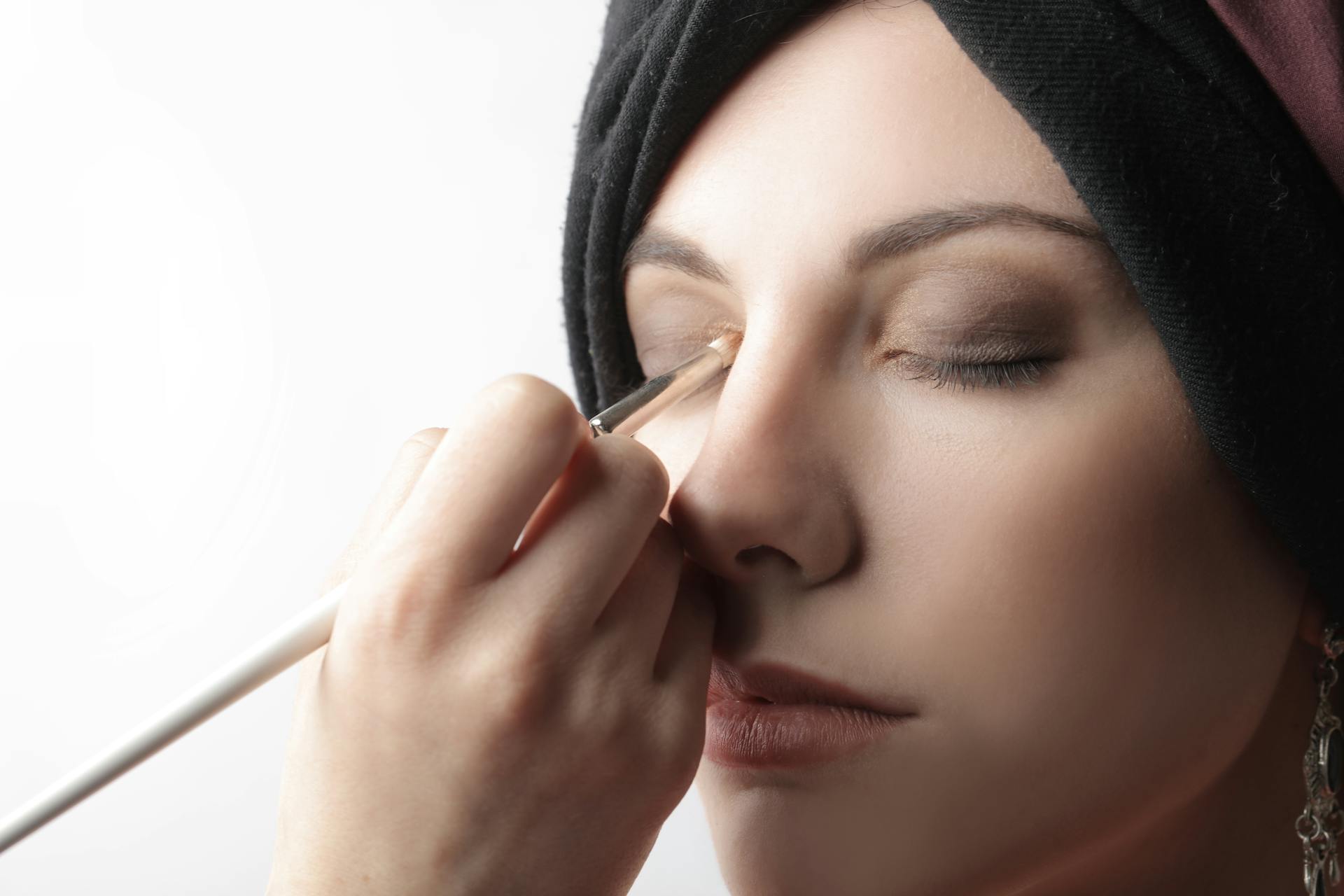 A makeup artist applying eye shadow | Source: Pexels