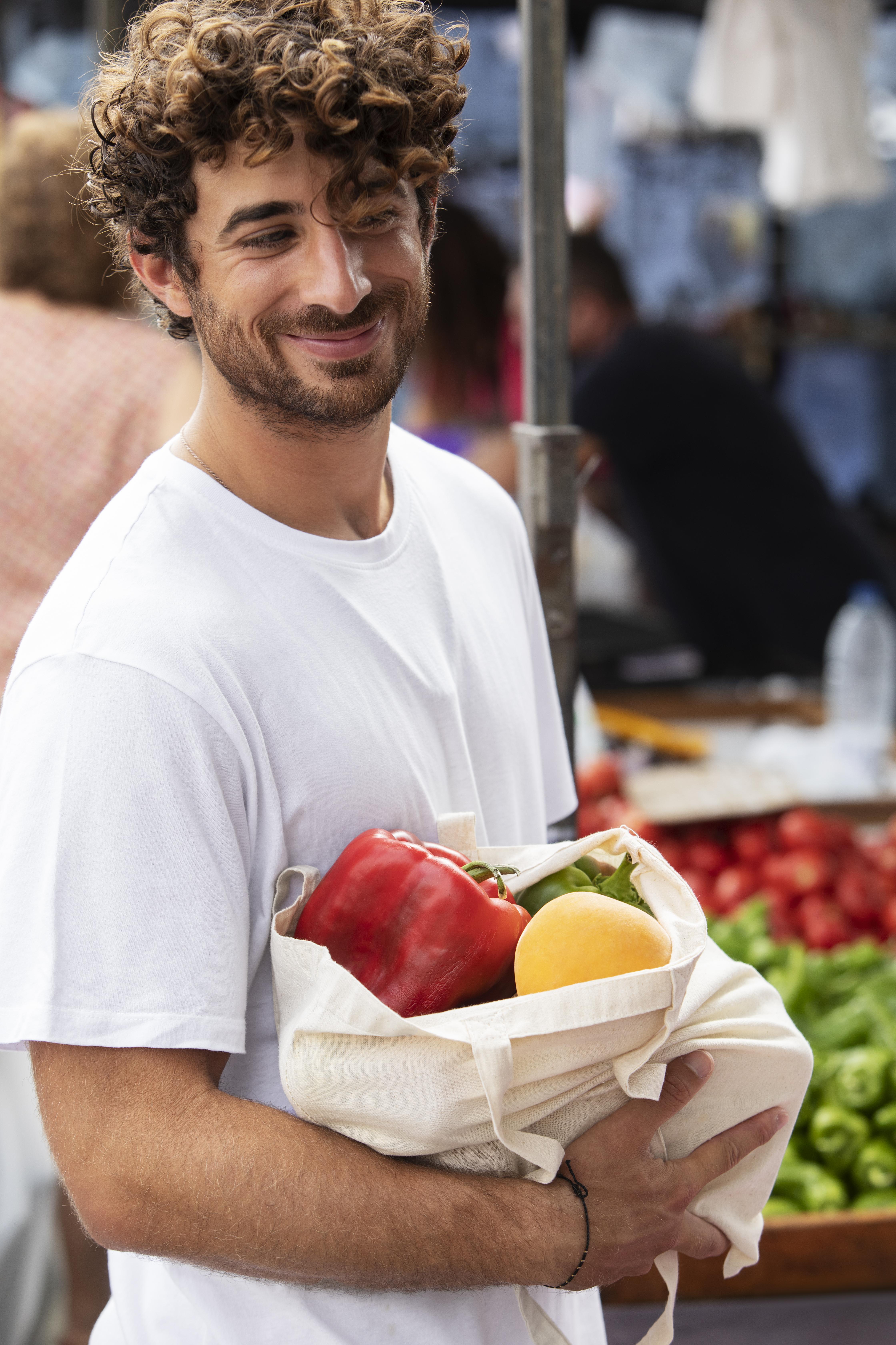 A smiling man in a grocery store | Source: Pexels
