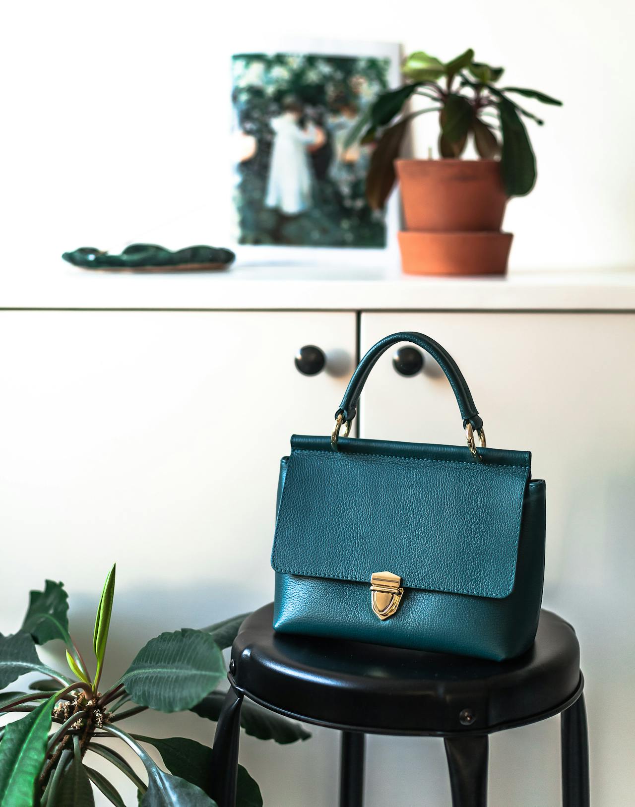 A bag on a stool | Source: Pexels