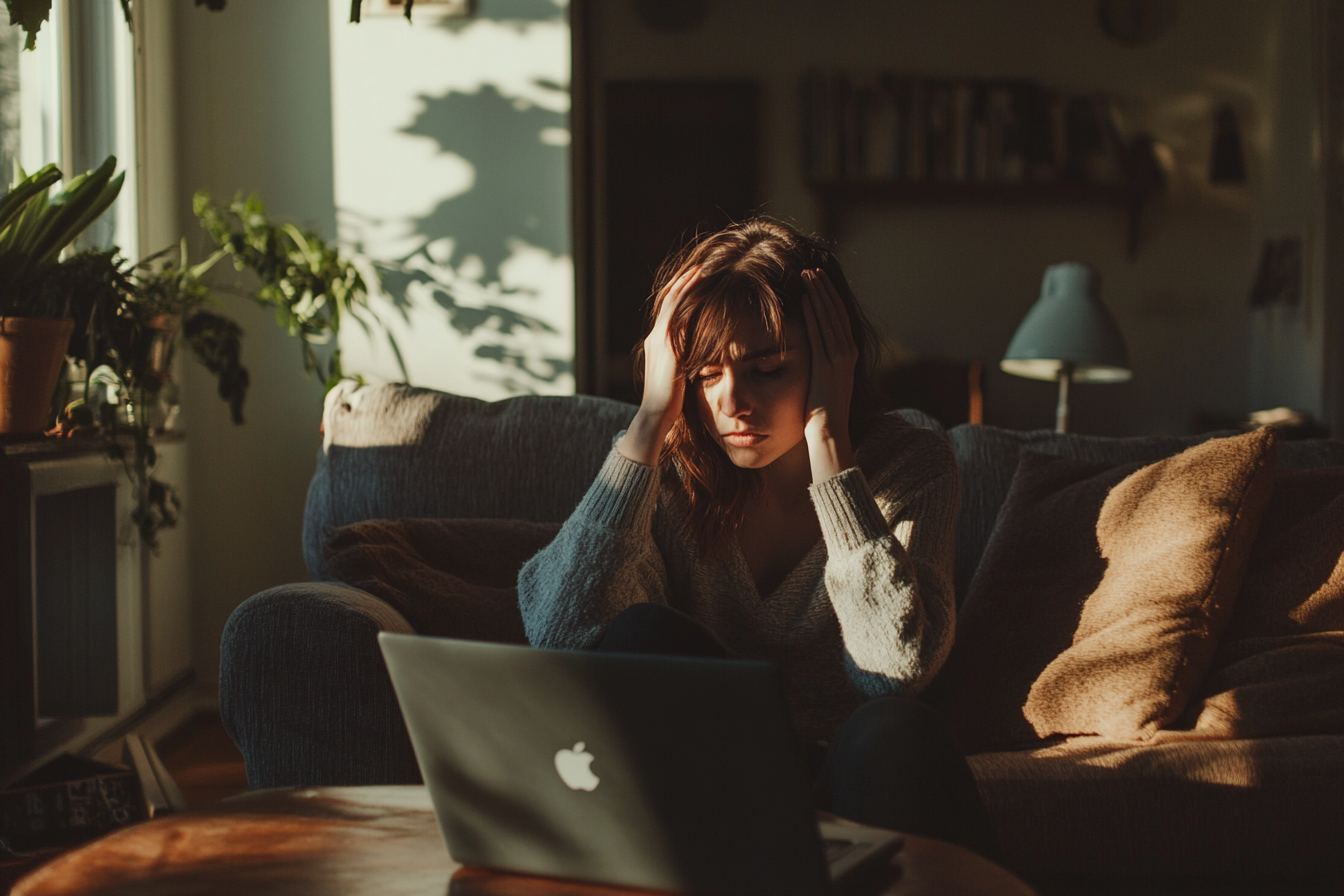 A tense woman in a living room | Source: No source