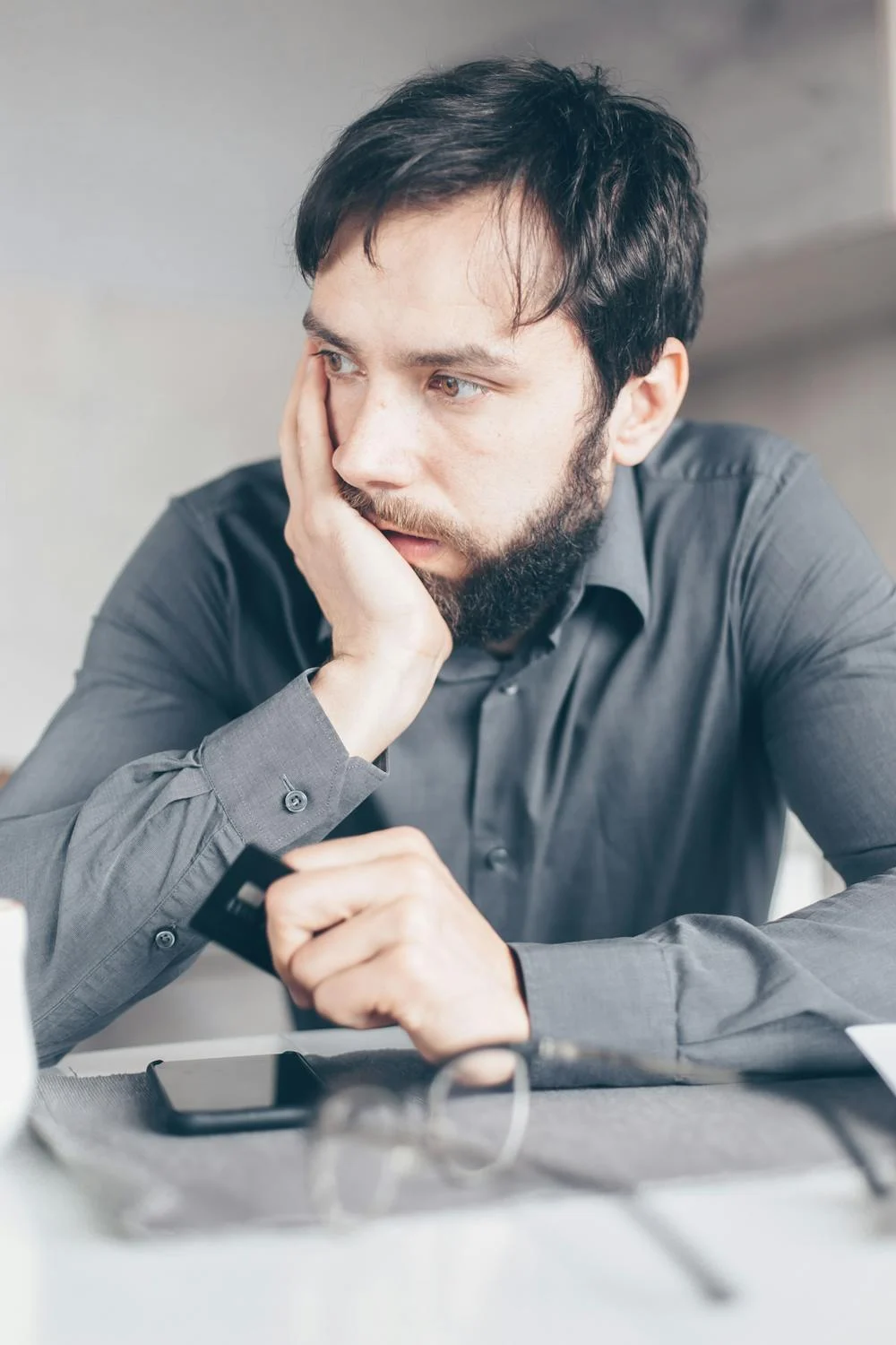 A serious man looking to his side | Source: Pexels