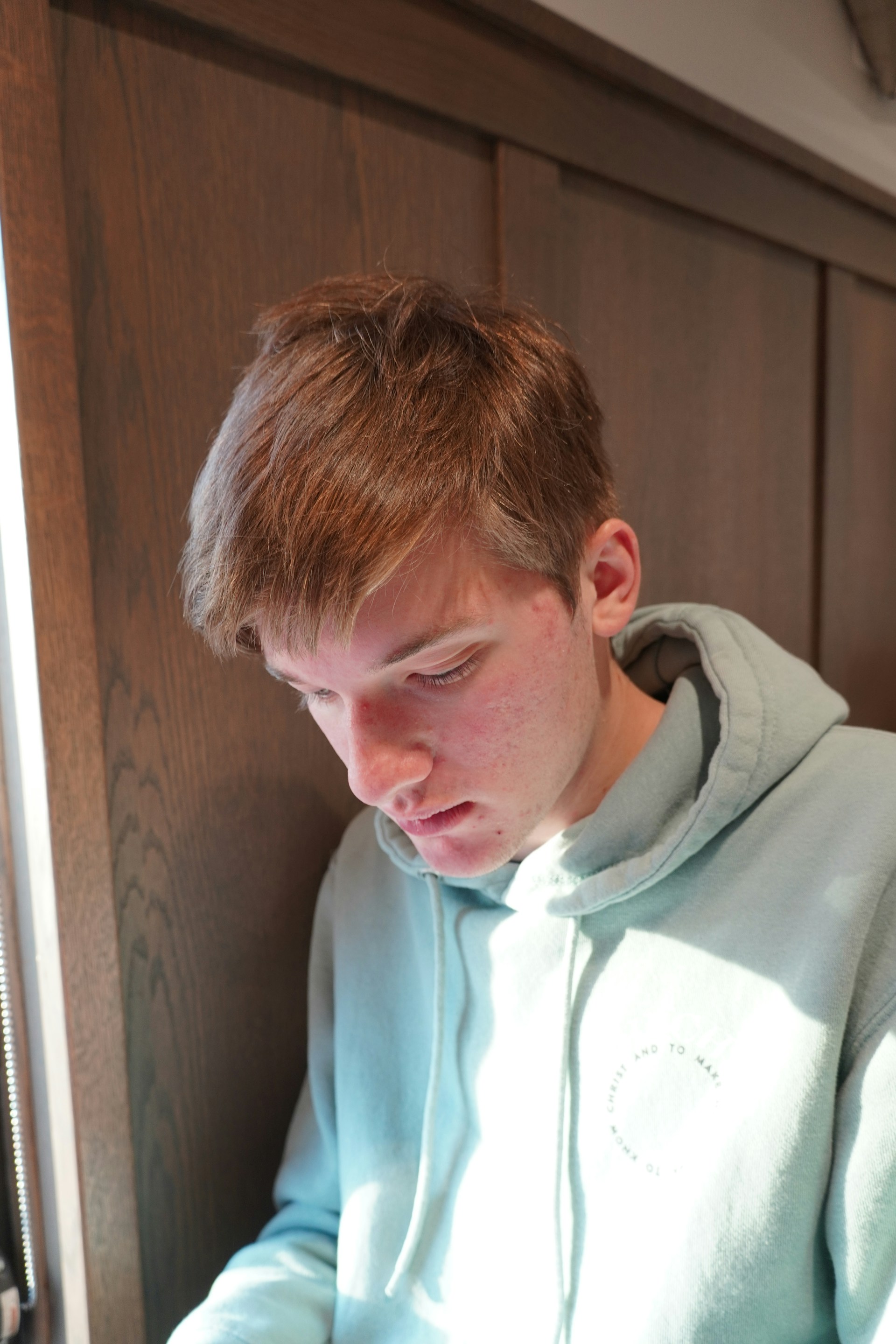 A young man hanging his head | Source: Unsplash