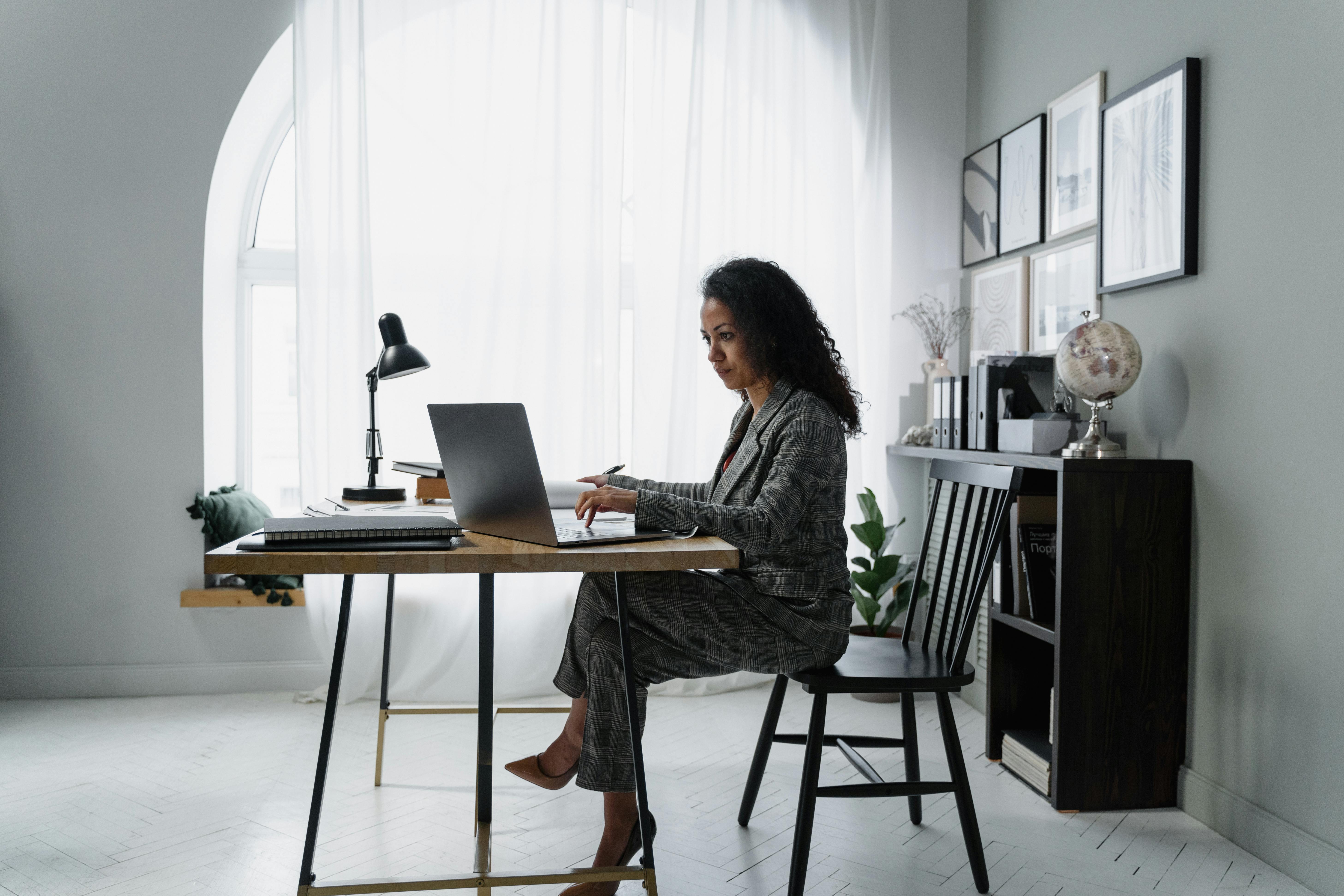 Woman using a laptop | Source: Pexels
