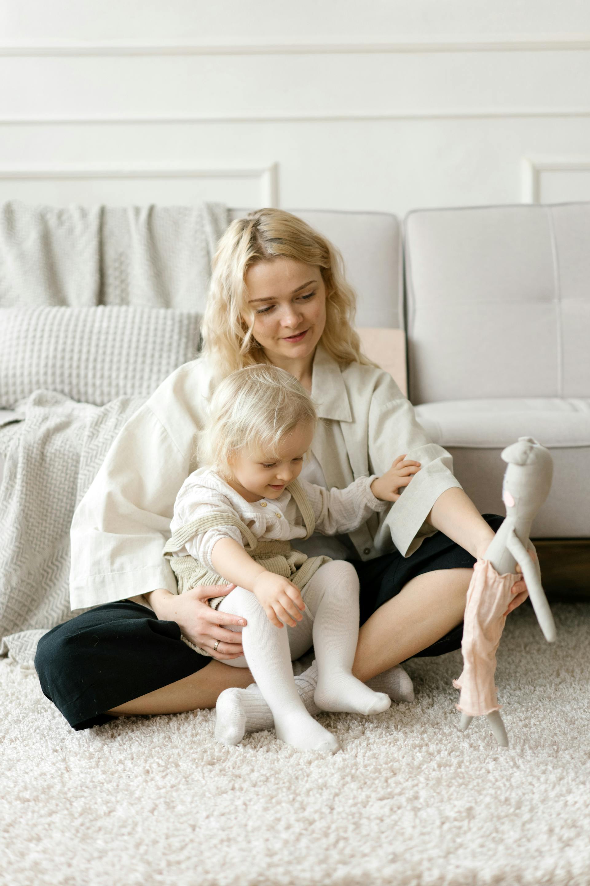 A woman with a toddler | Source: Pexels