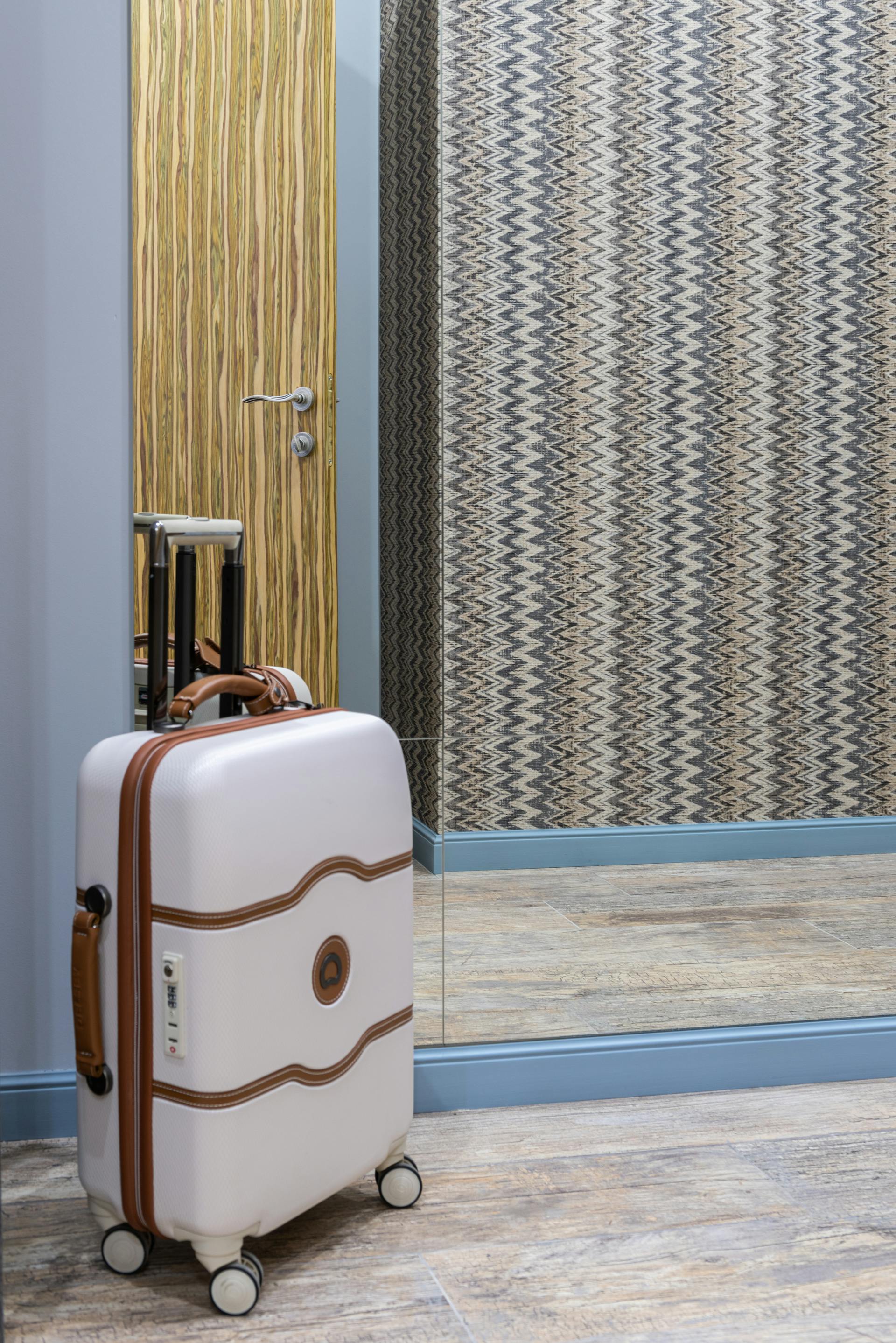 A suitcase in a living room | Source: Pexels