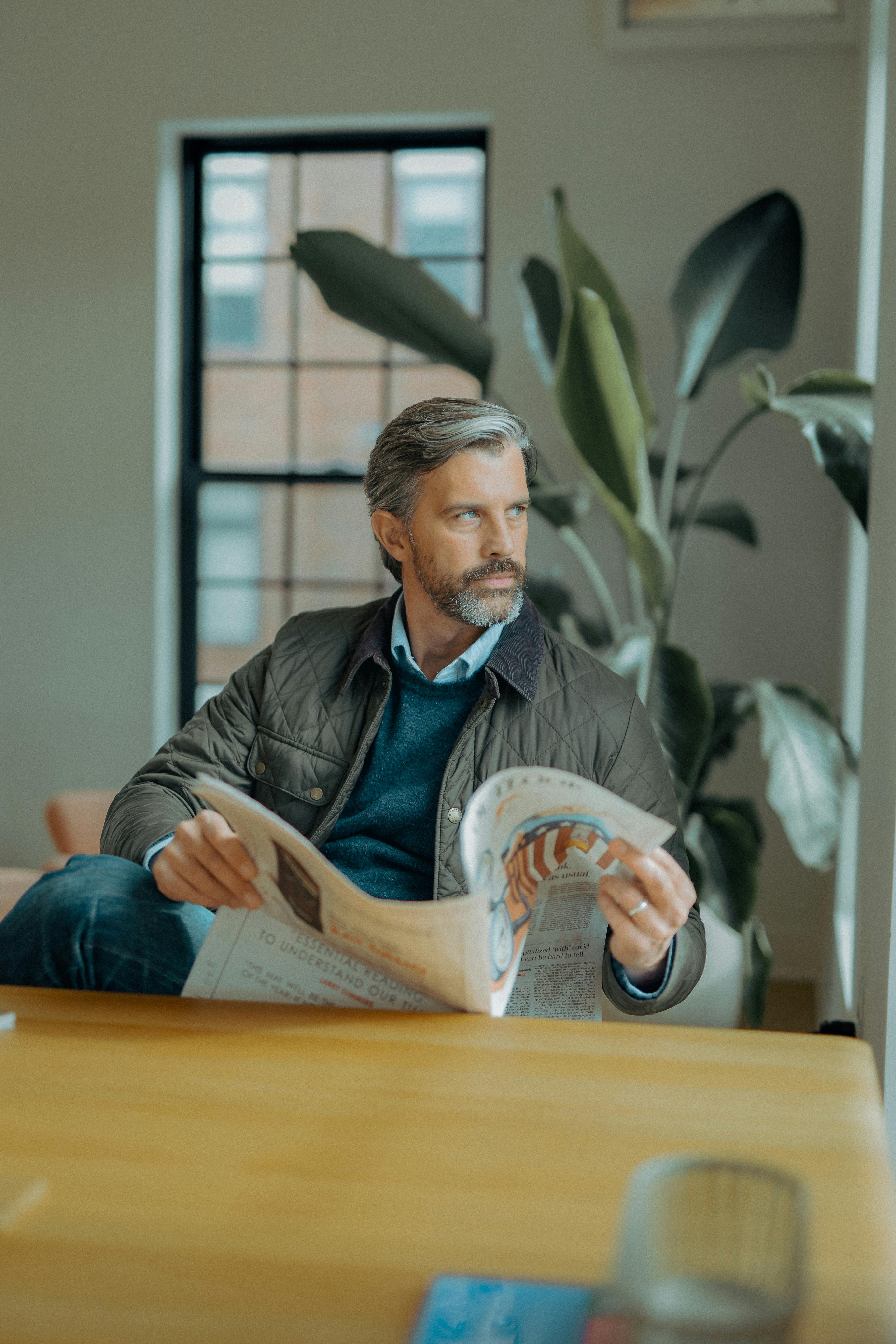 An unhappy man looking away | Source: Pexels