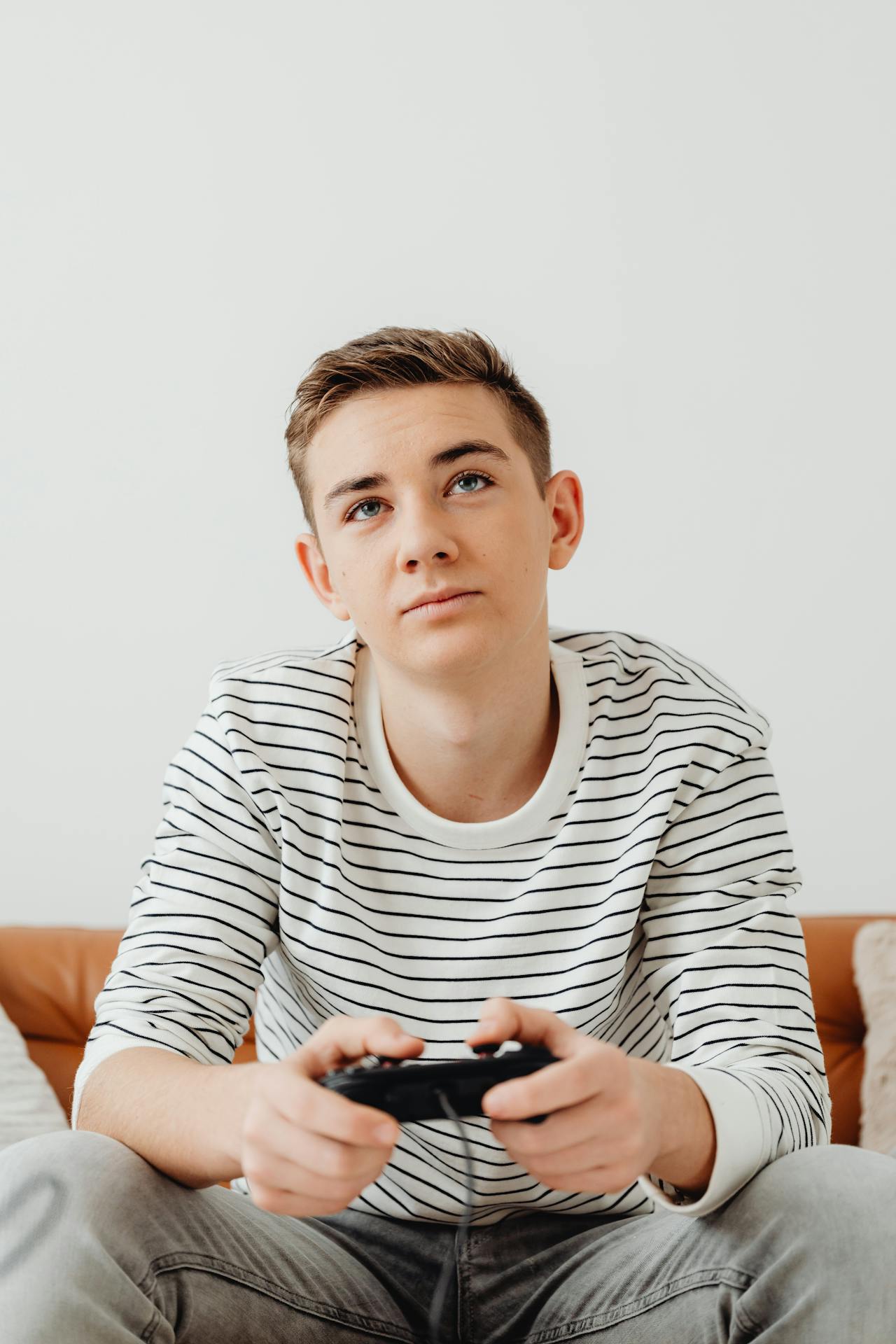A boy holding a gaming console | Source: Pexels