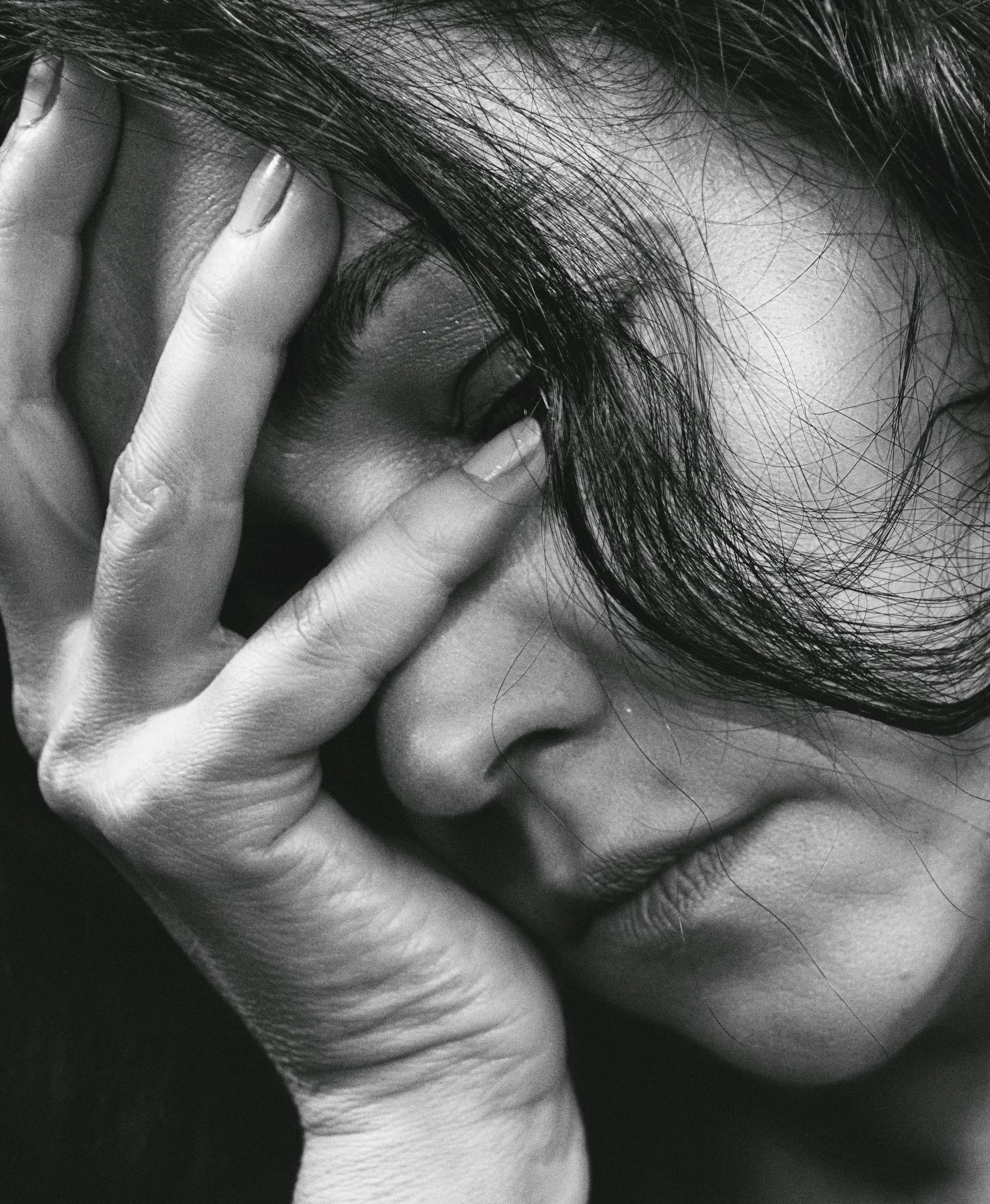 A woman resting her head in her hand | Source: Pexels