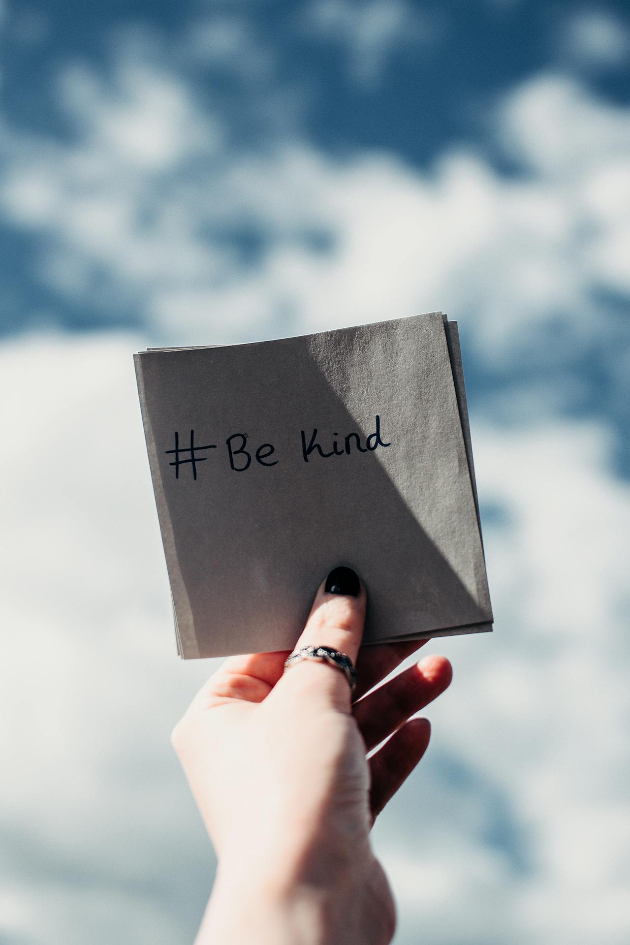 A woman holding a powerful message written on a piece of paper | Source: Pexels