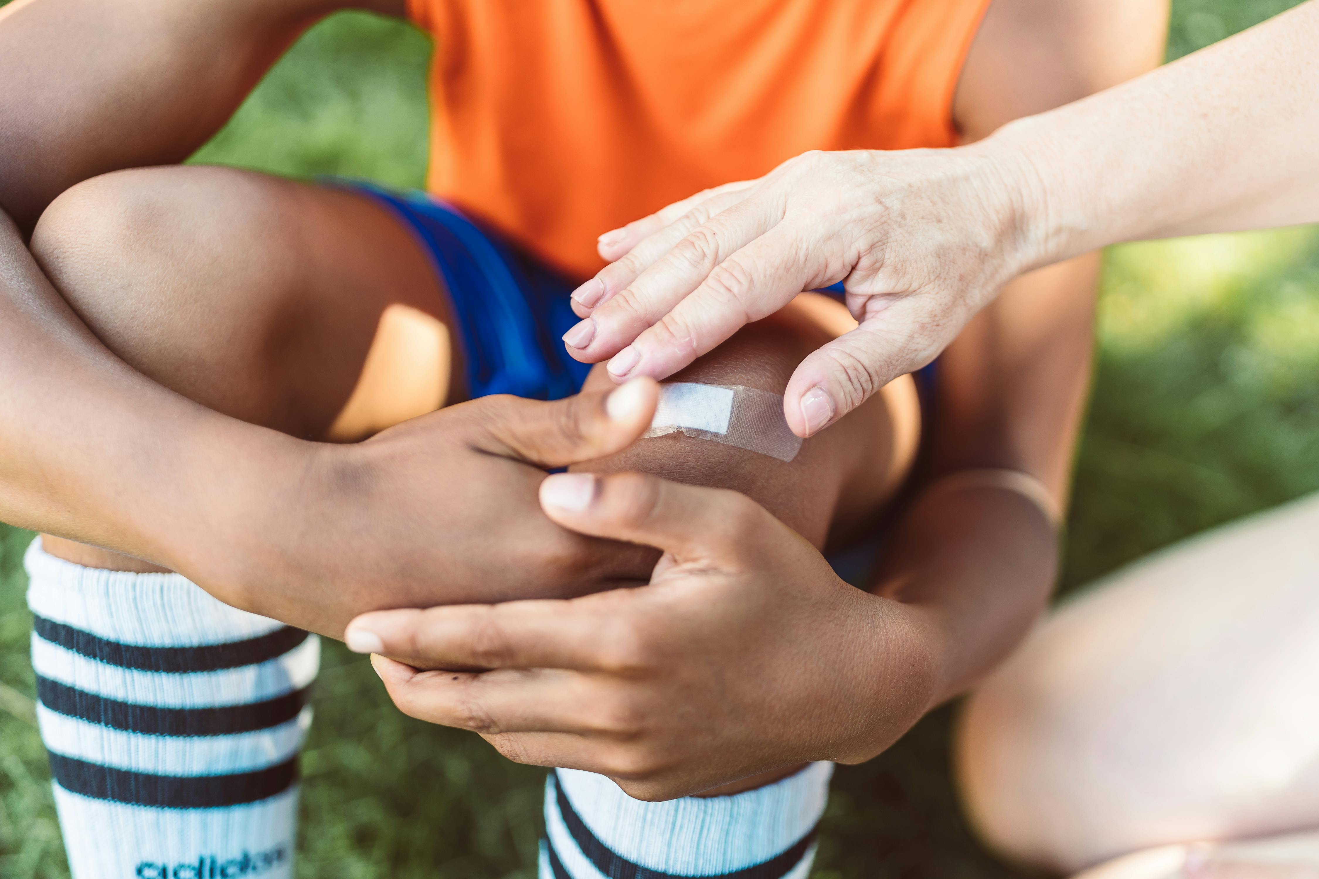 A band-aid on a boy's knee | Source: Pexels