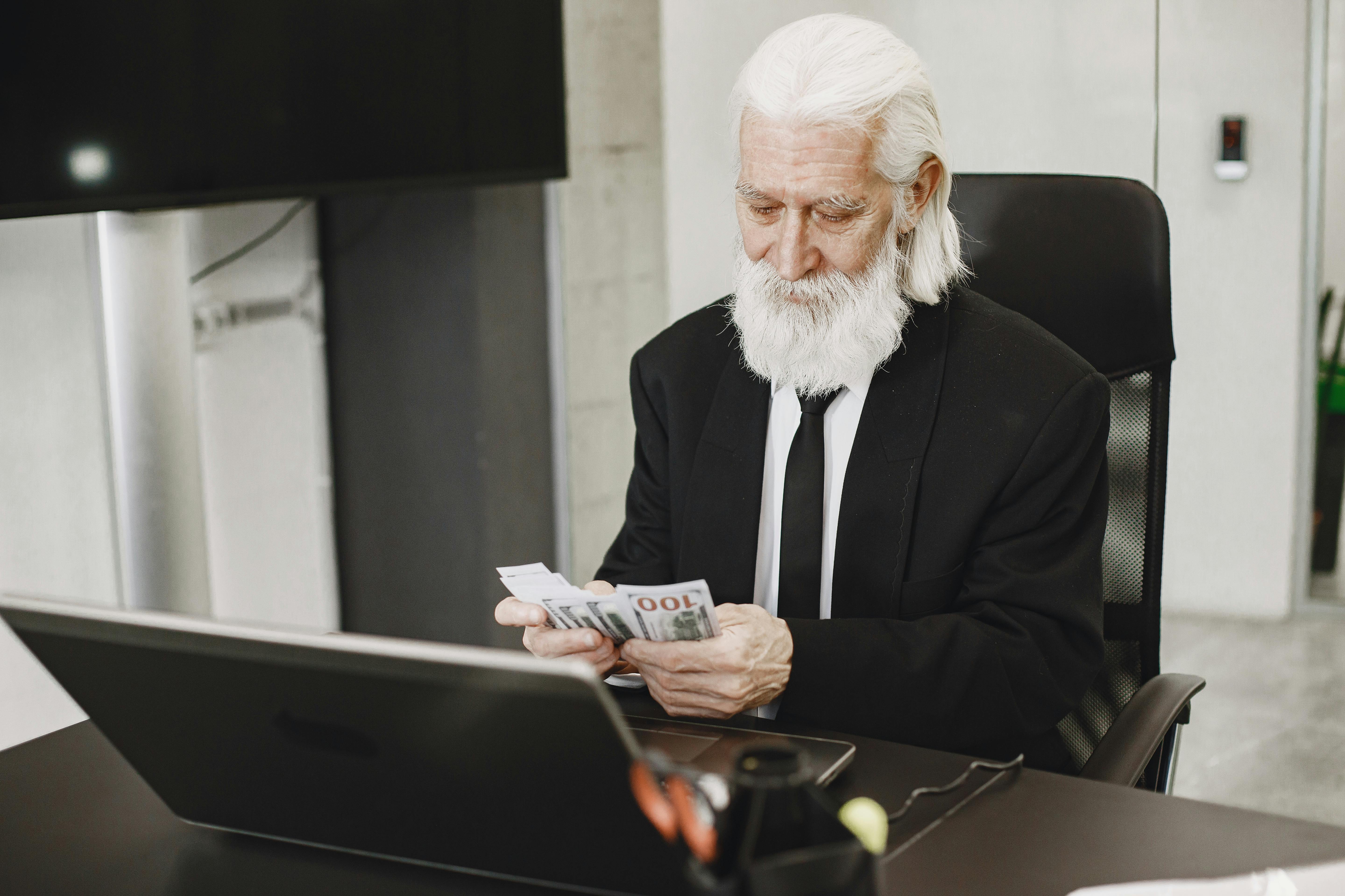Man counting money | Source: Pexels