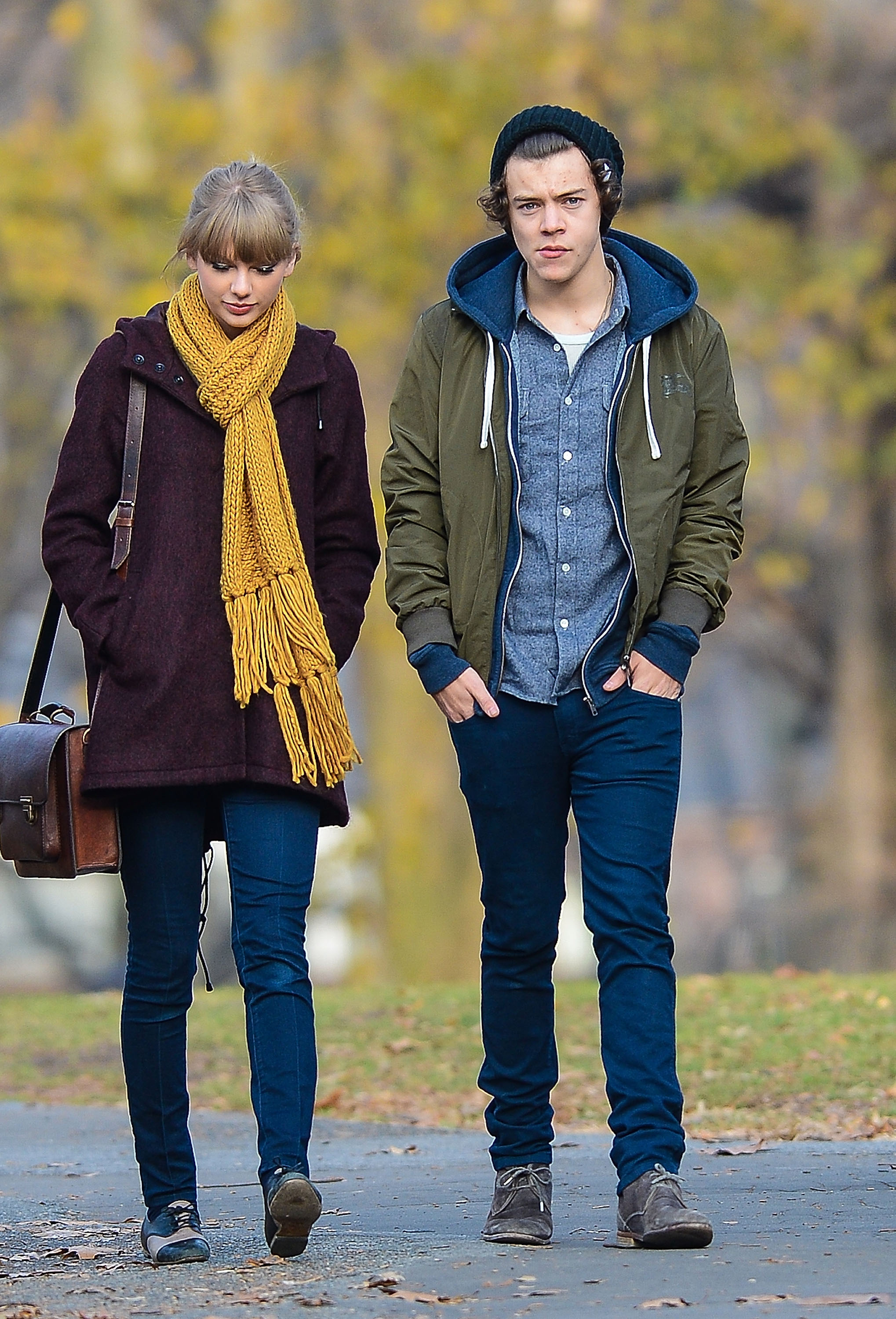 Taylor Swift and Harry Styles walking around Central Park on December 2, 2012, in New York. | Source: Getty Images