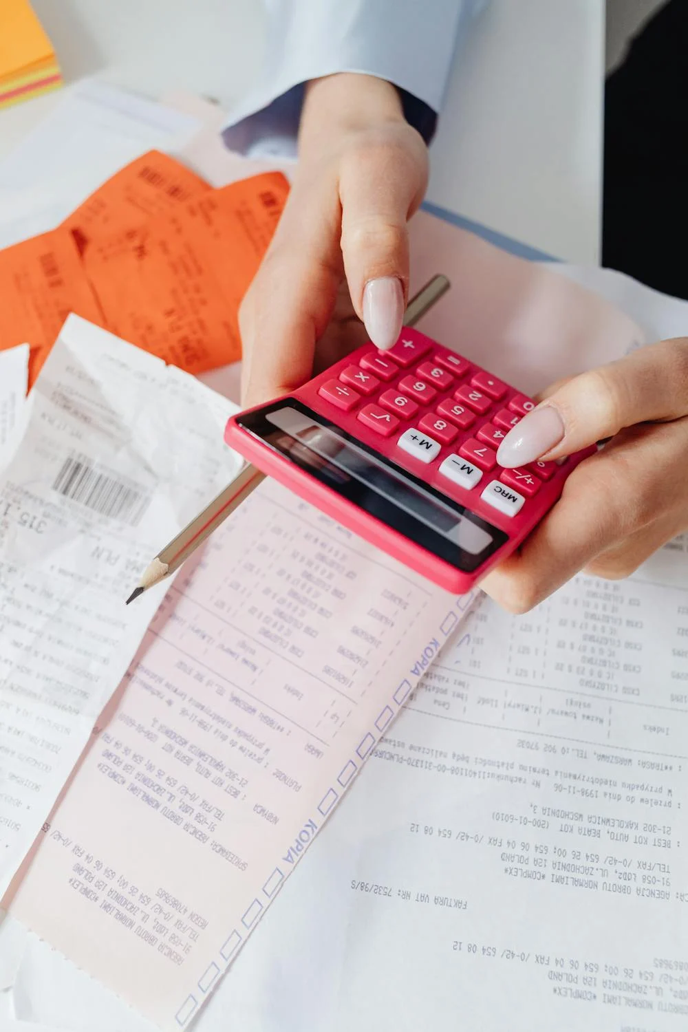 A woman counting the receipts | Source: Pexels