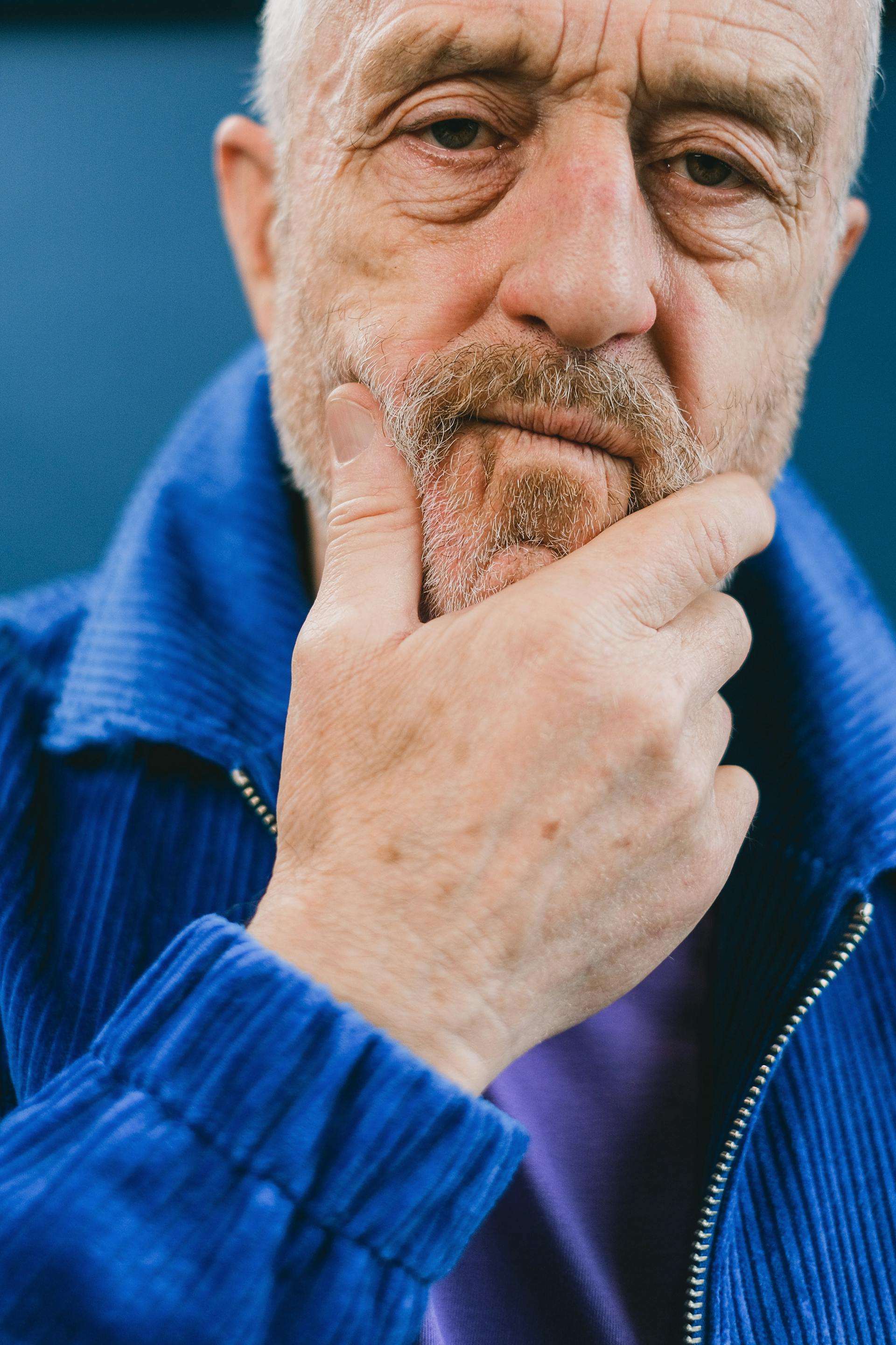 A man rubbing his chin | Source: Pexels