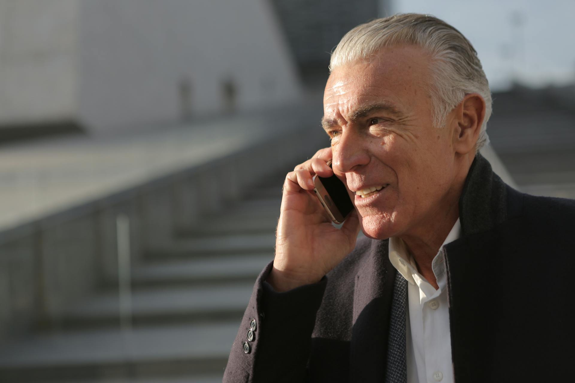 An older man talking on the phone | Source: Pexels