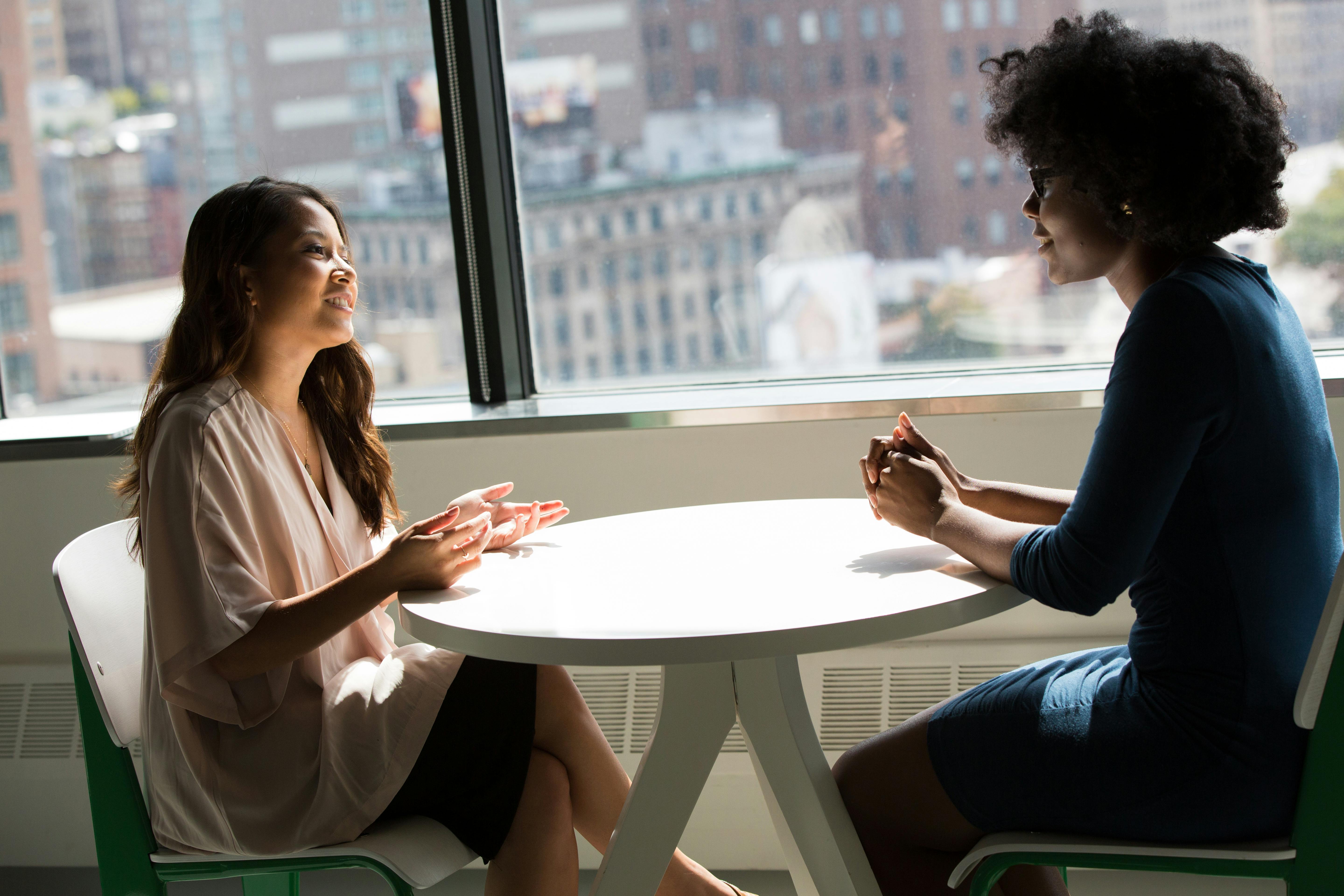 Two women talking | Source: Pexels