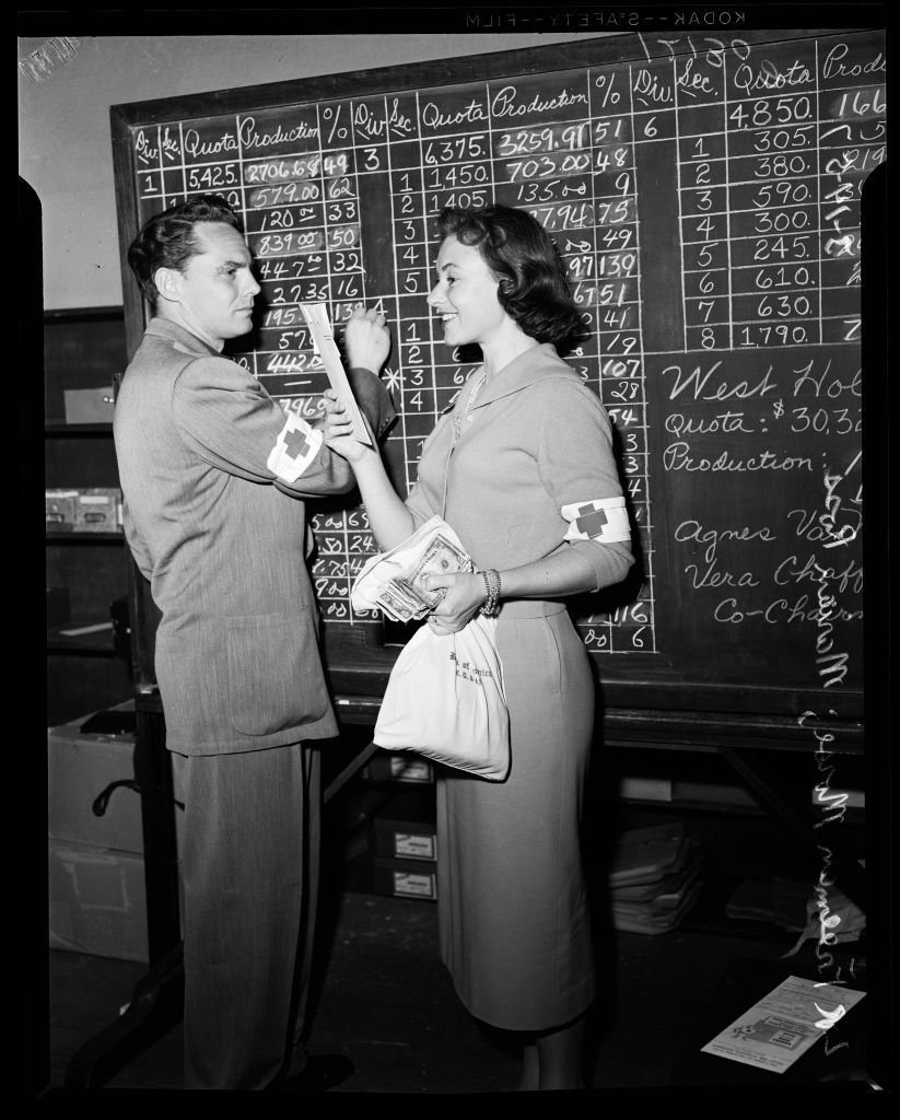 The actress and Freeman Morse at the Red Cross blitz drive held in Movie City circa 1957. | Source: Getty Images