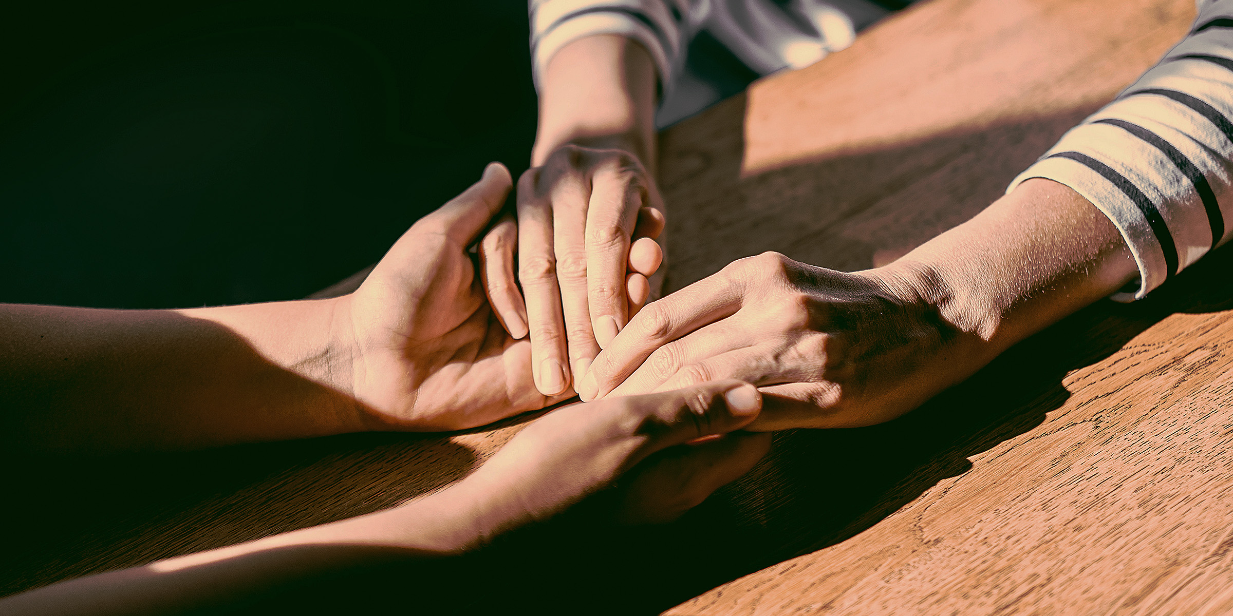 Two people holding hands | Source: Getty Images