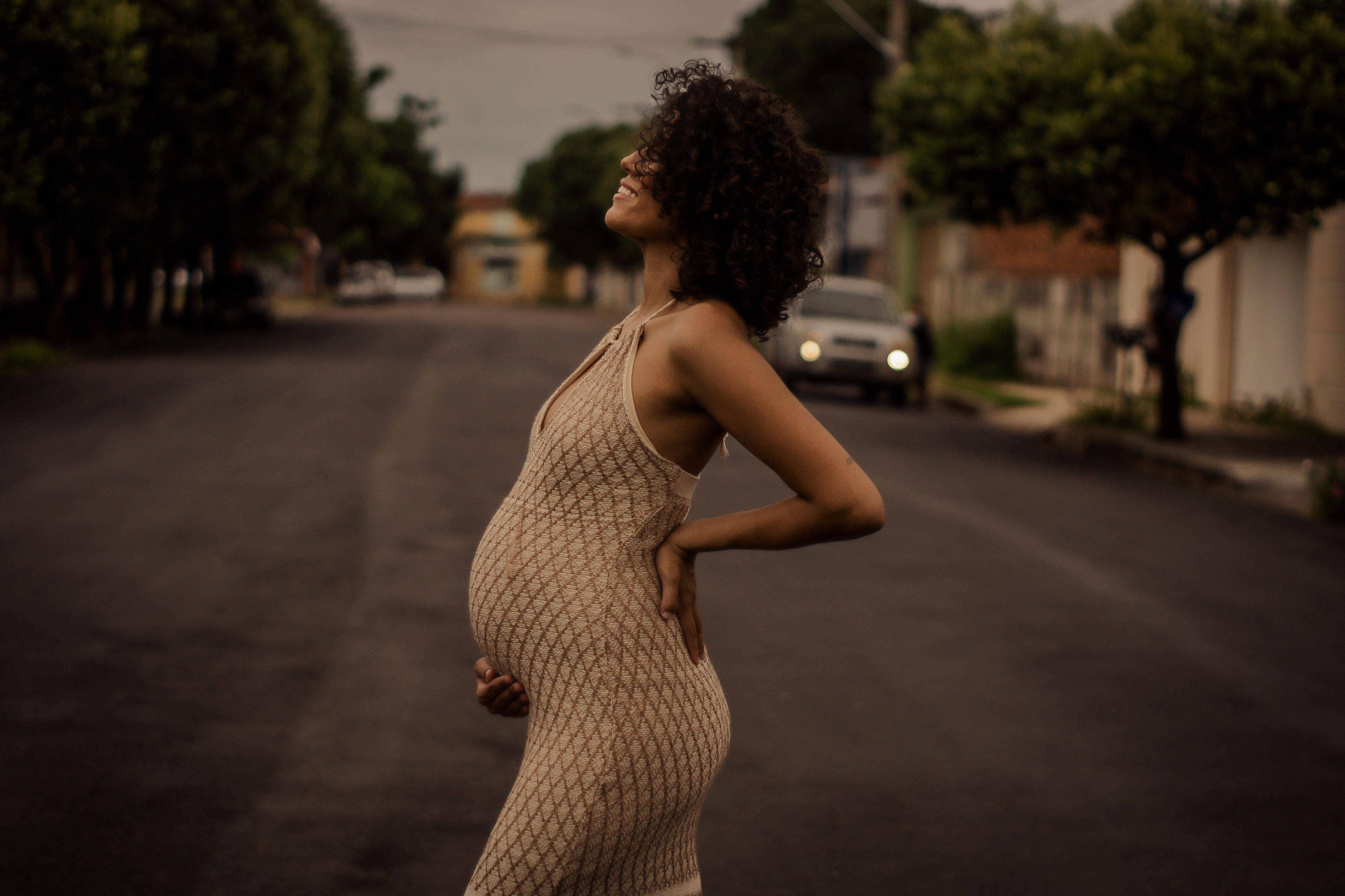 A pregnant woman in a street | Source: Pexels