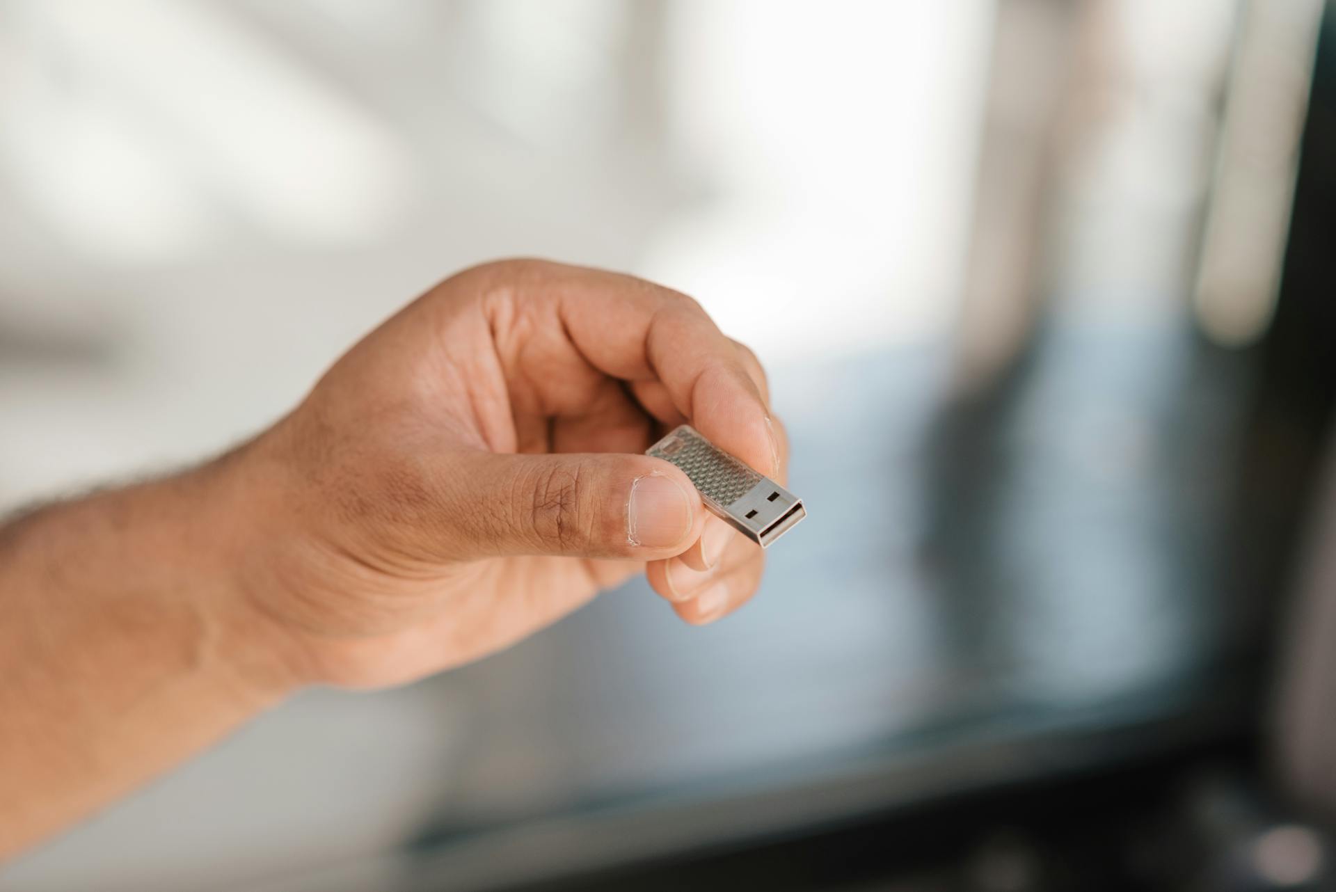 A man holding a flash drive | Source: Pexels