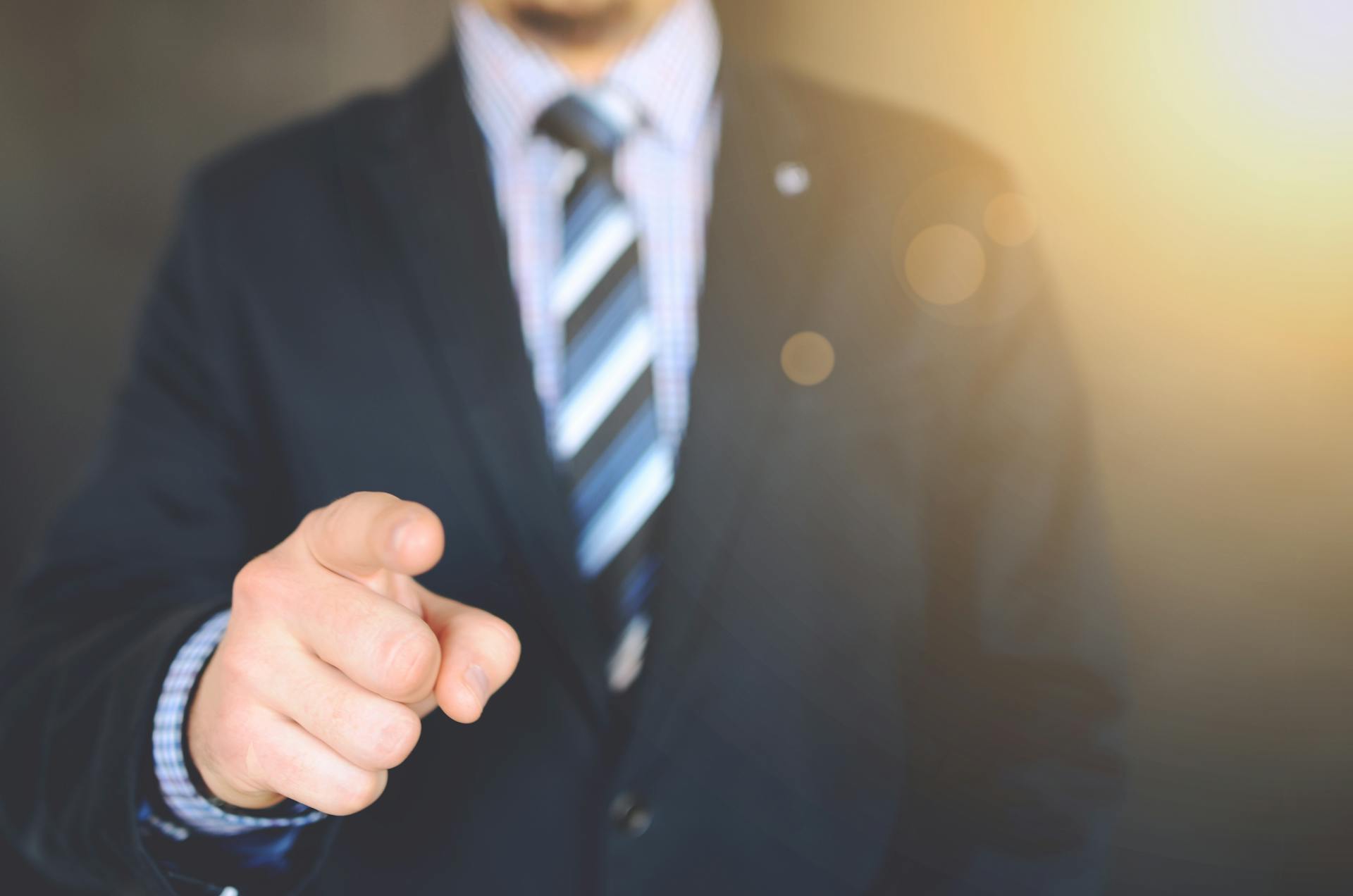 An angry man pointing his finger | Source: Pexels