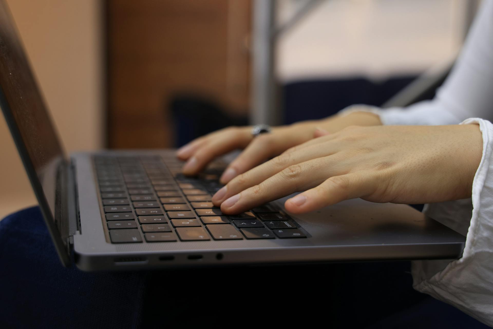A woman using her laptop | Source: Pexels