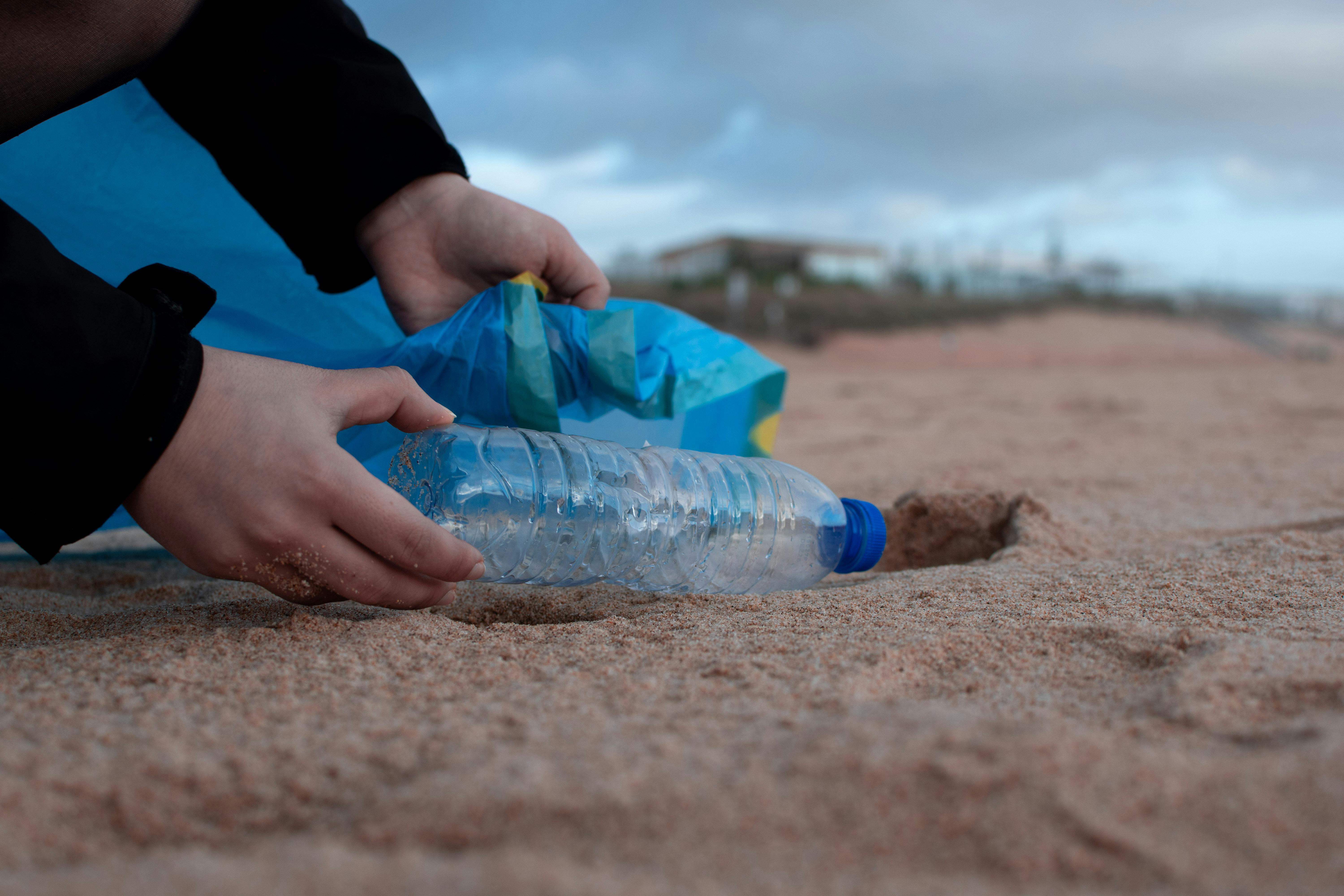 Person picking up trash | Source: Pexels