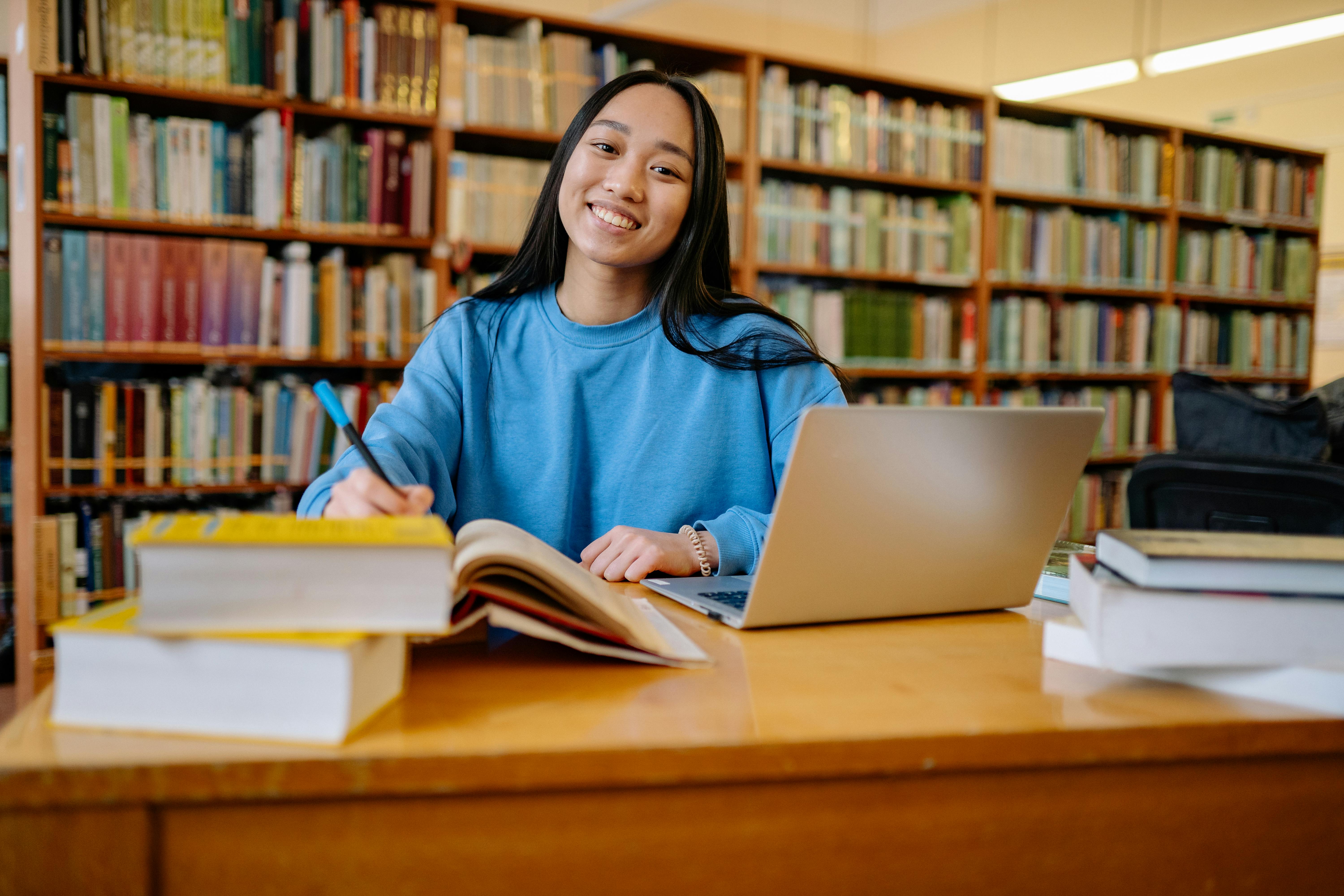 A student in a library | Source: Pexels