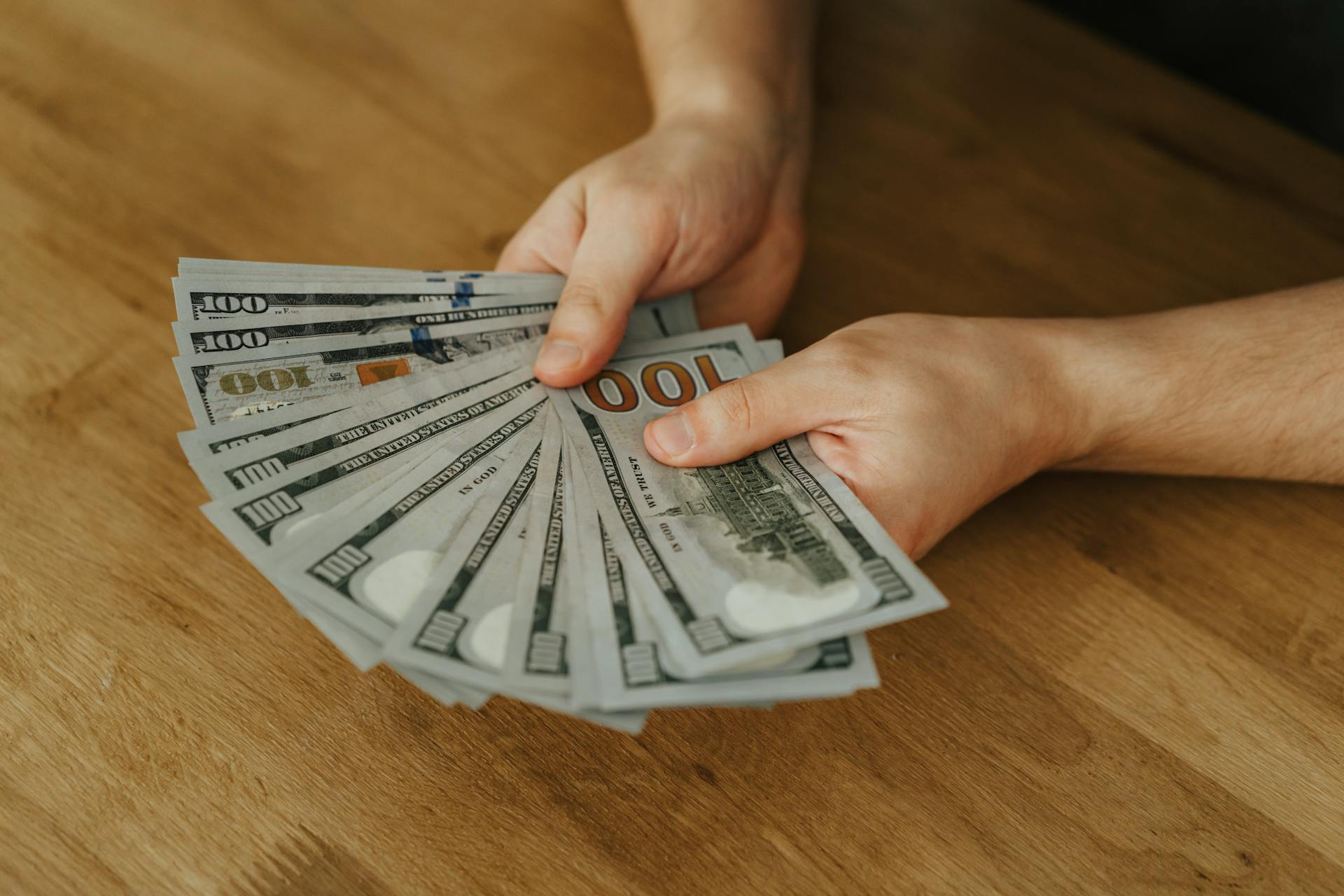 A person holding cash | Source: Pexels