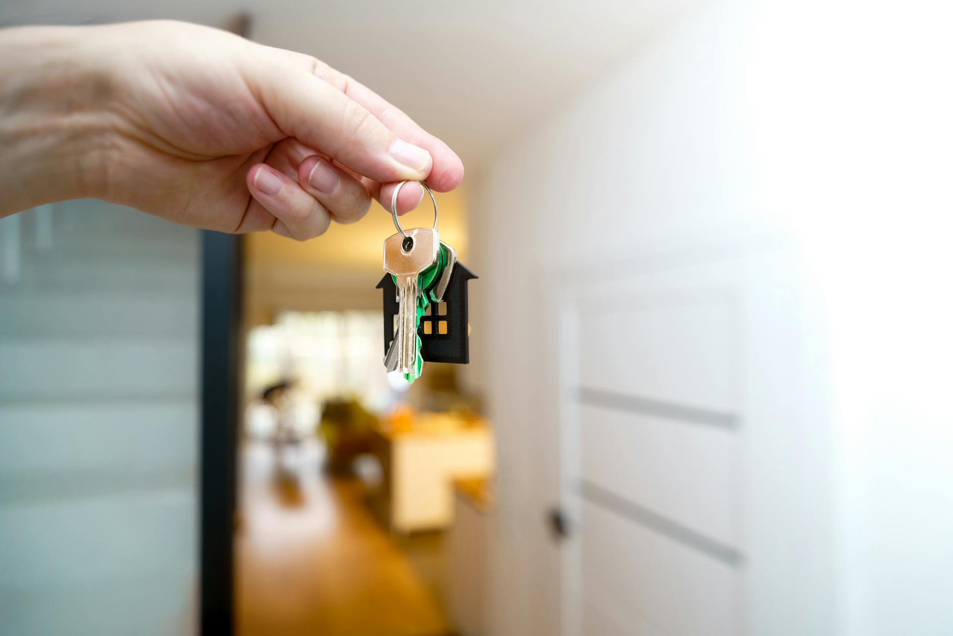 A person holding their new home keys | Source: Pexels