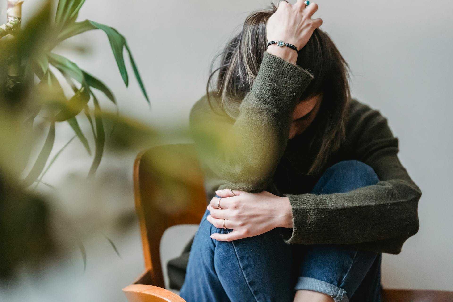 A distressed woman | Source: Pexels
