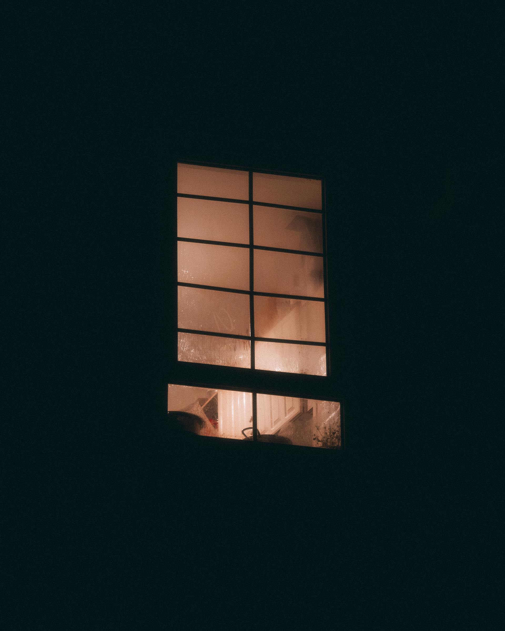 A window at night | Source: Pexels