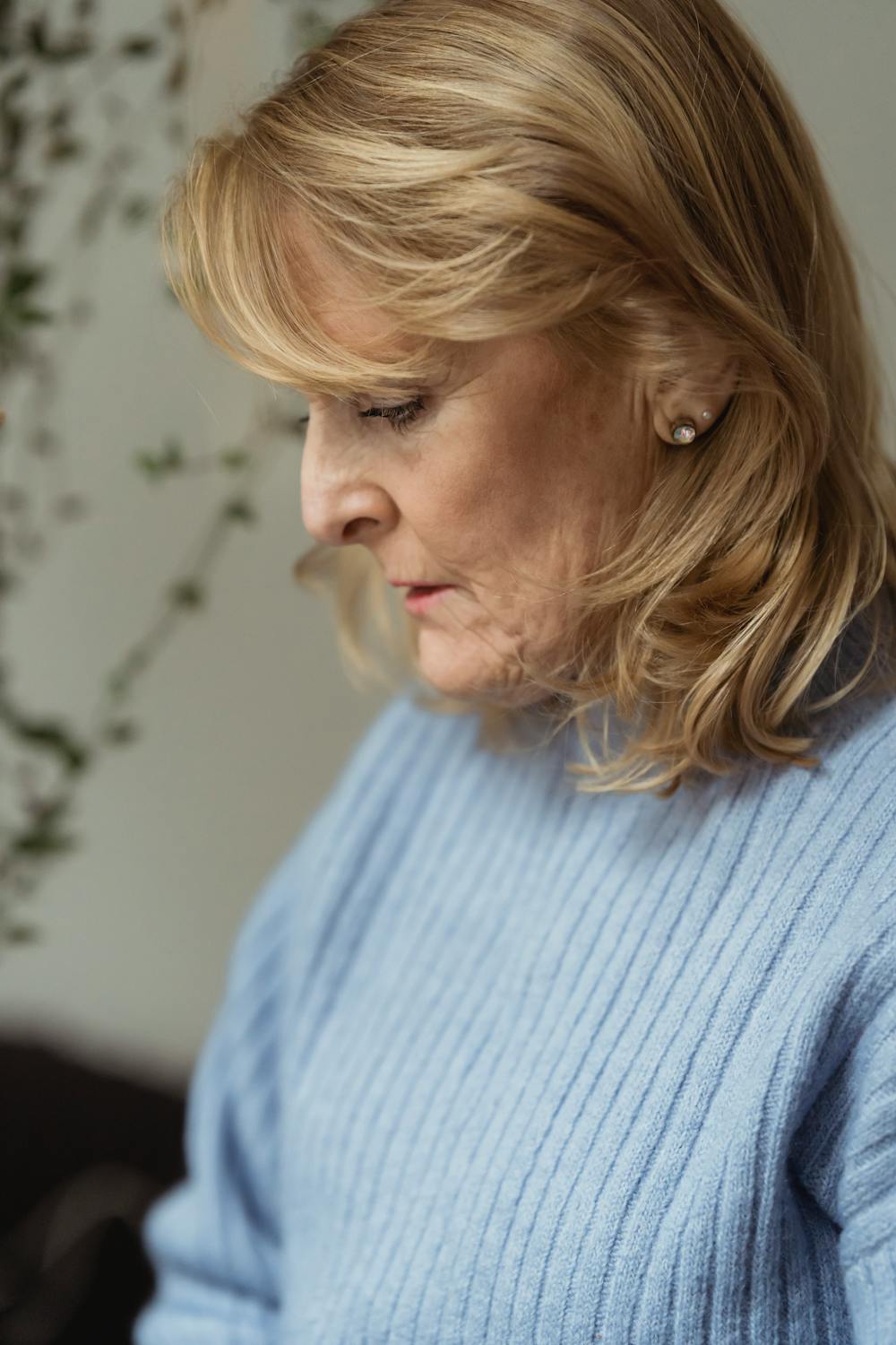 A sad mature woman | Source: Pexels