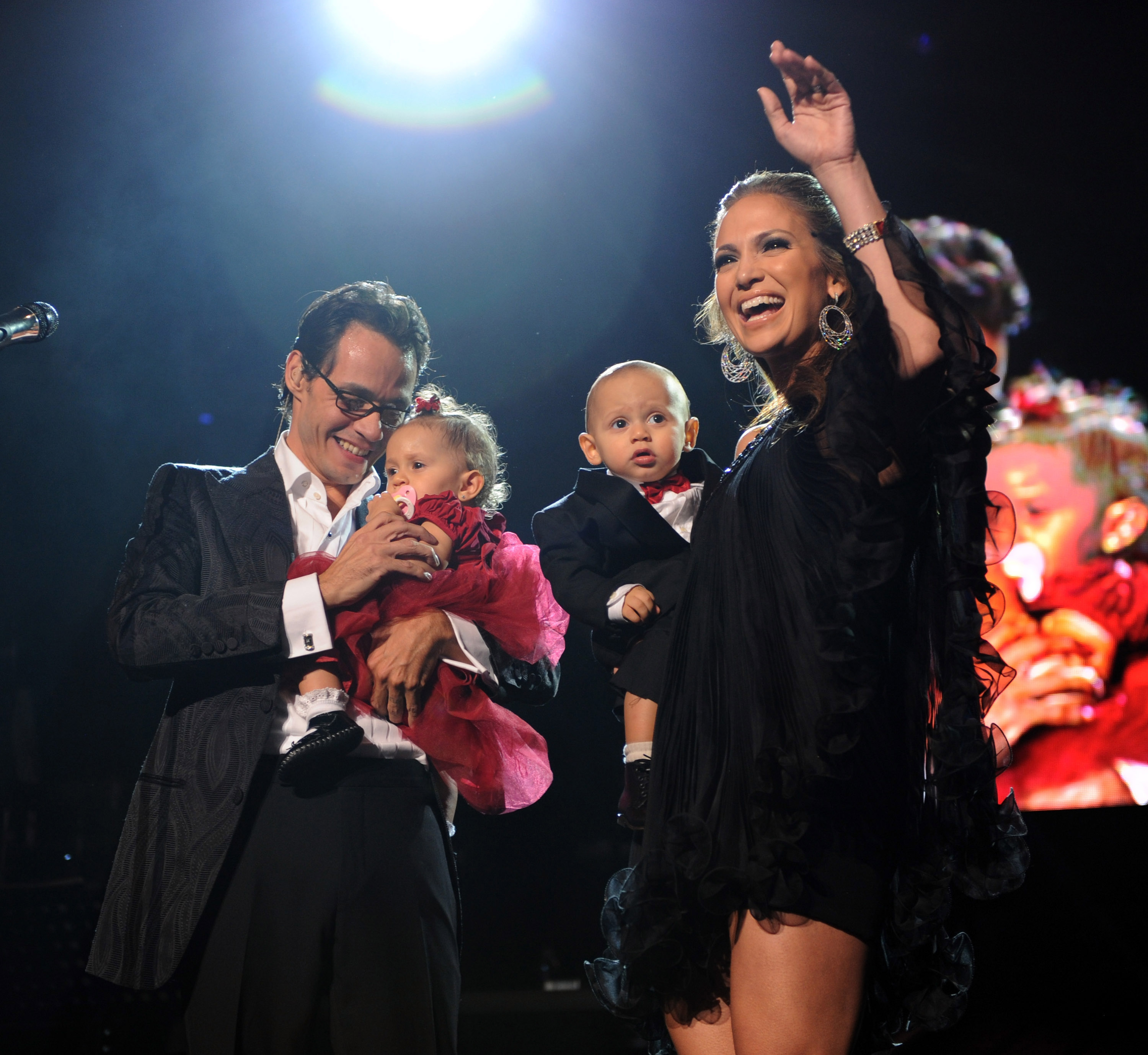 Marc Anthony, Jennifer Lopez and their kids Max and Emme on stage before he performs Valentine's Day show on February 14, 2009 | Source: Getty Images