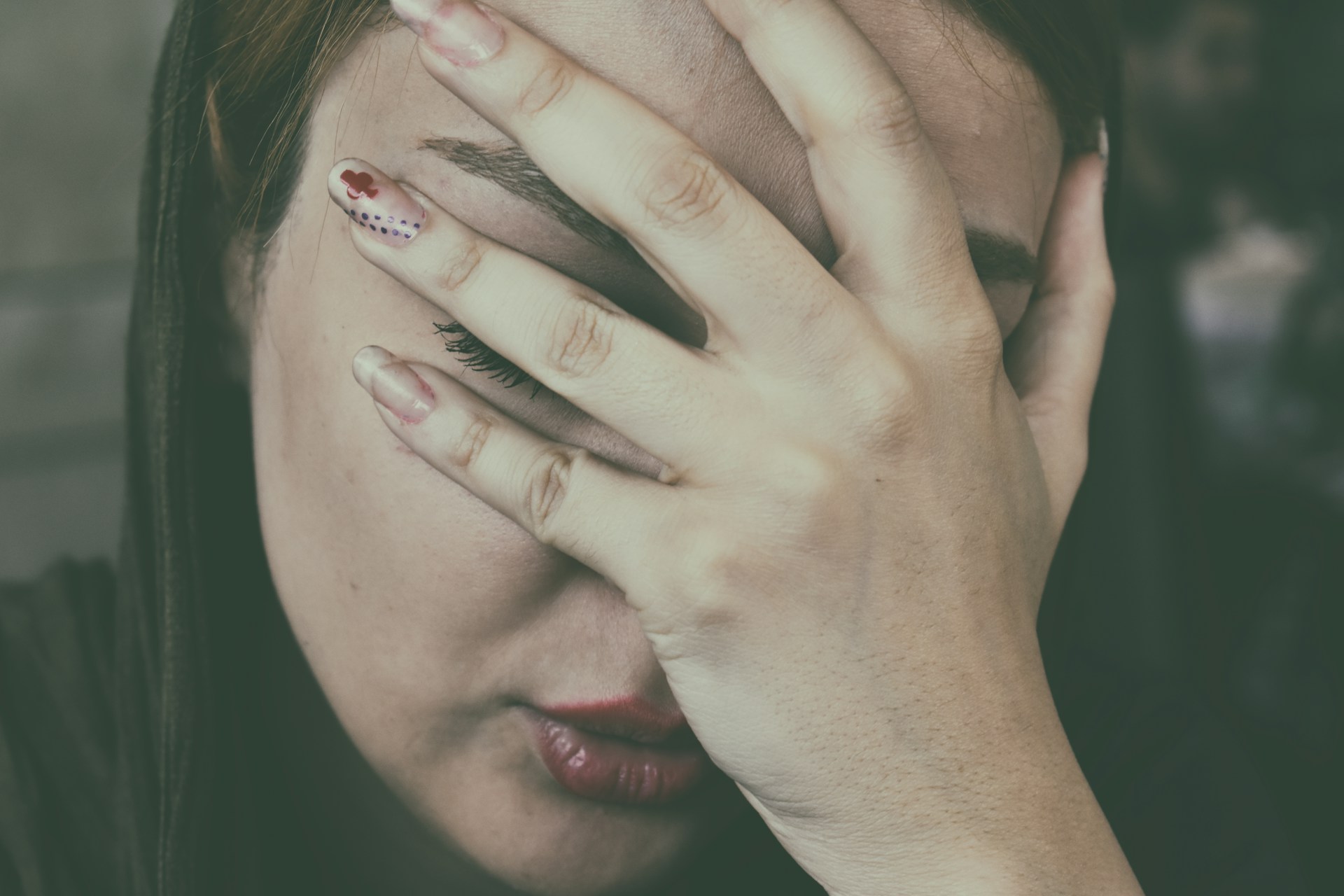 A woman resting her head in her hand | Source: Unsplash