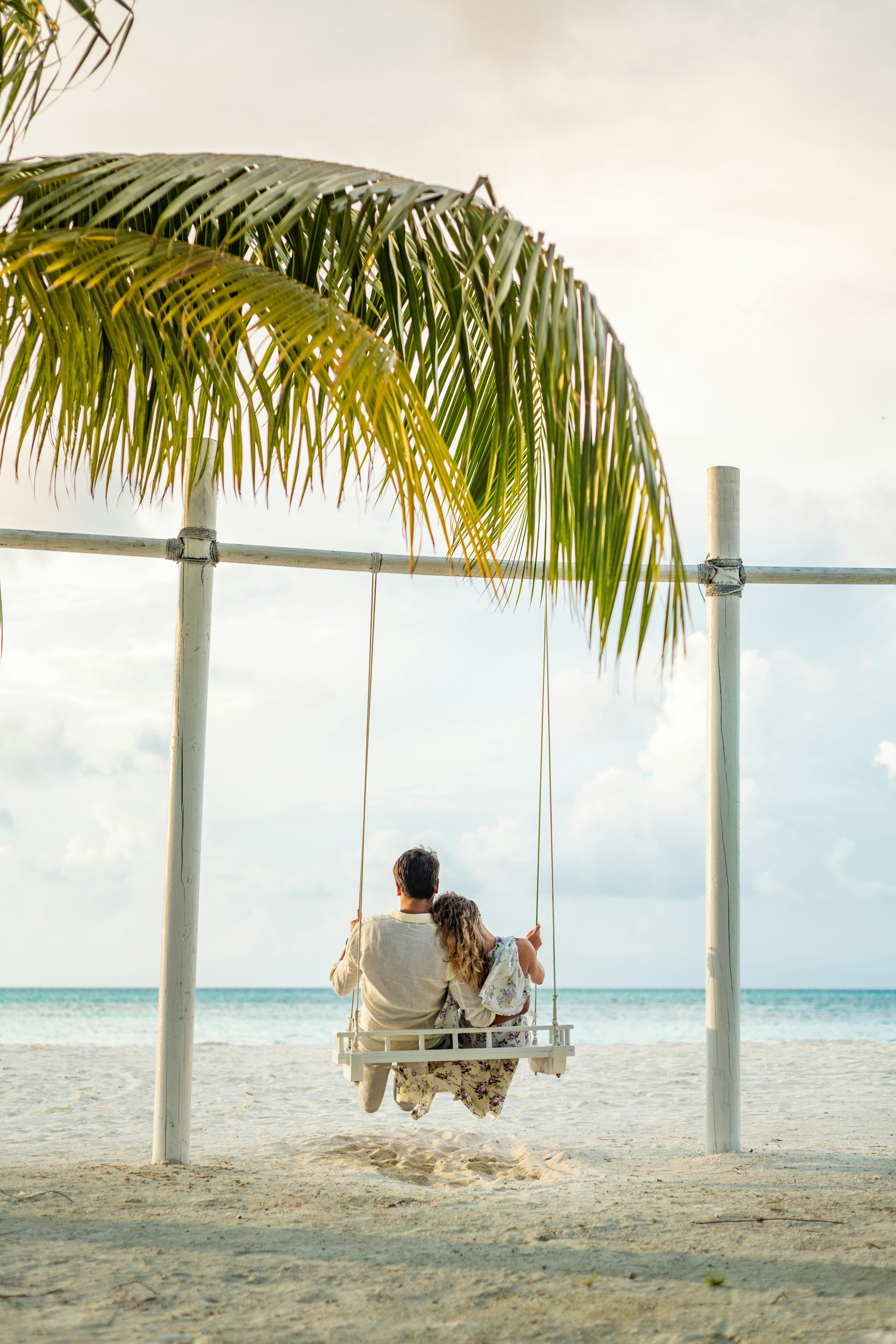 A couple vacationing in a tropical resort | Source: Unsplash