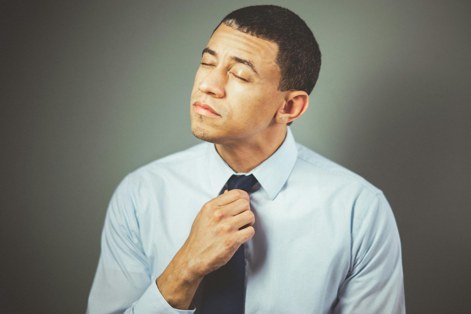An unhappy man holding his necktie | Source: Pexels