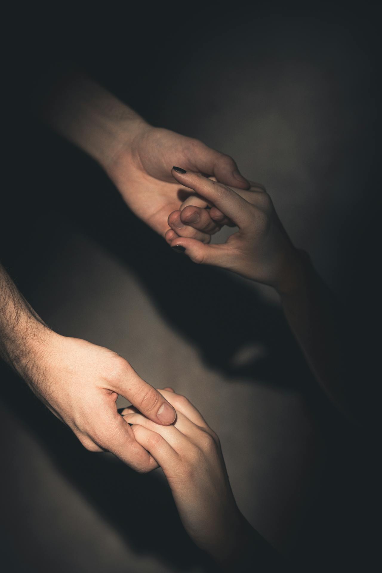 A couple holding hands | Source: Pexels