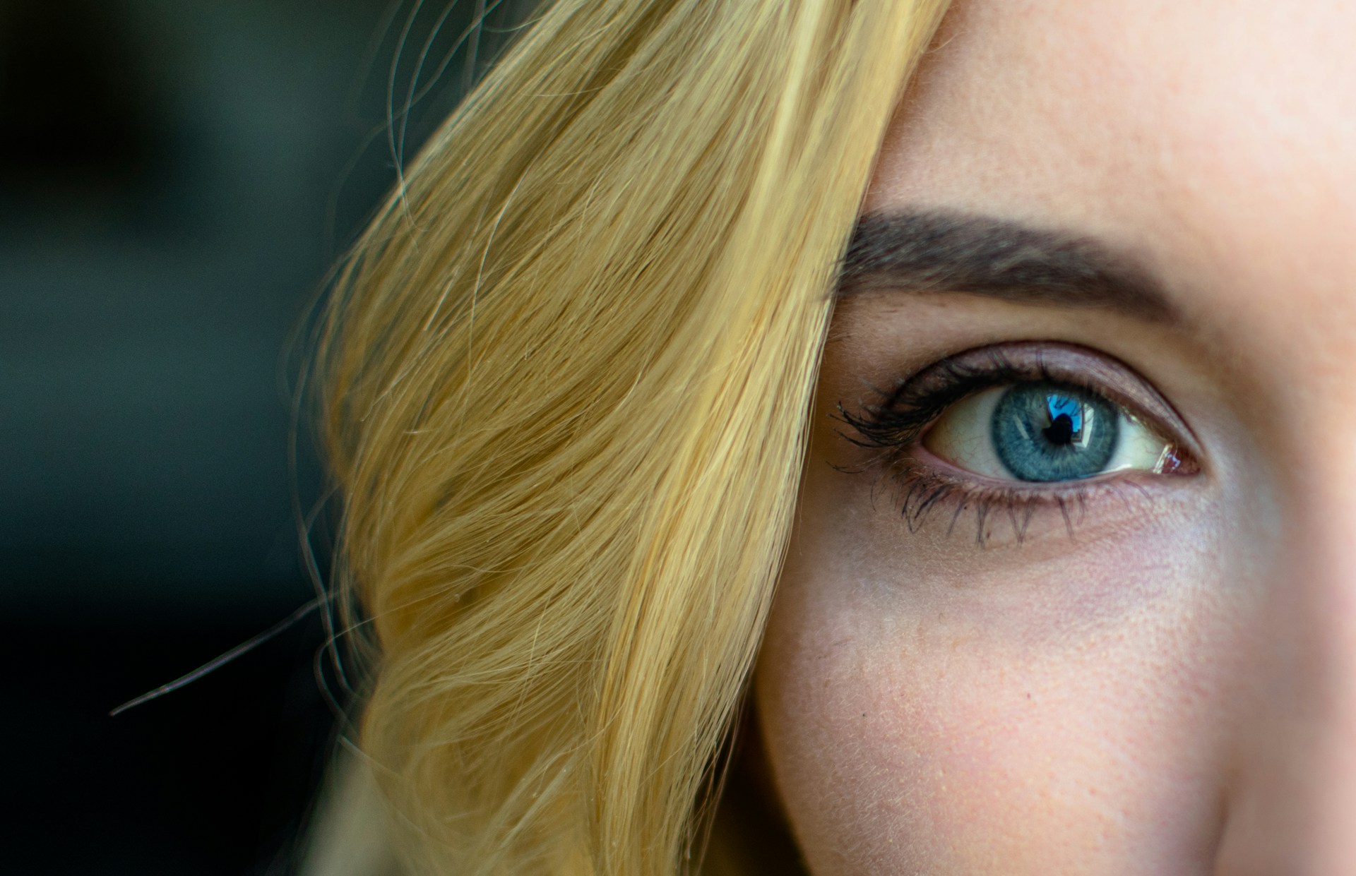 Close-up shot of a thoughtful woman | Source: Unsplash