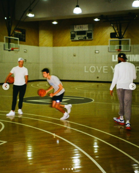 John "Jack" Edward Thomas Moynahan dribbling the ball as his dad, Tom Brady, and Karl-Anthony Towns watch him. | Source: Instagram/karltowns